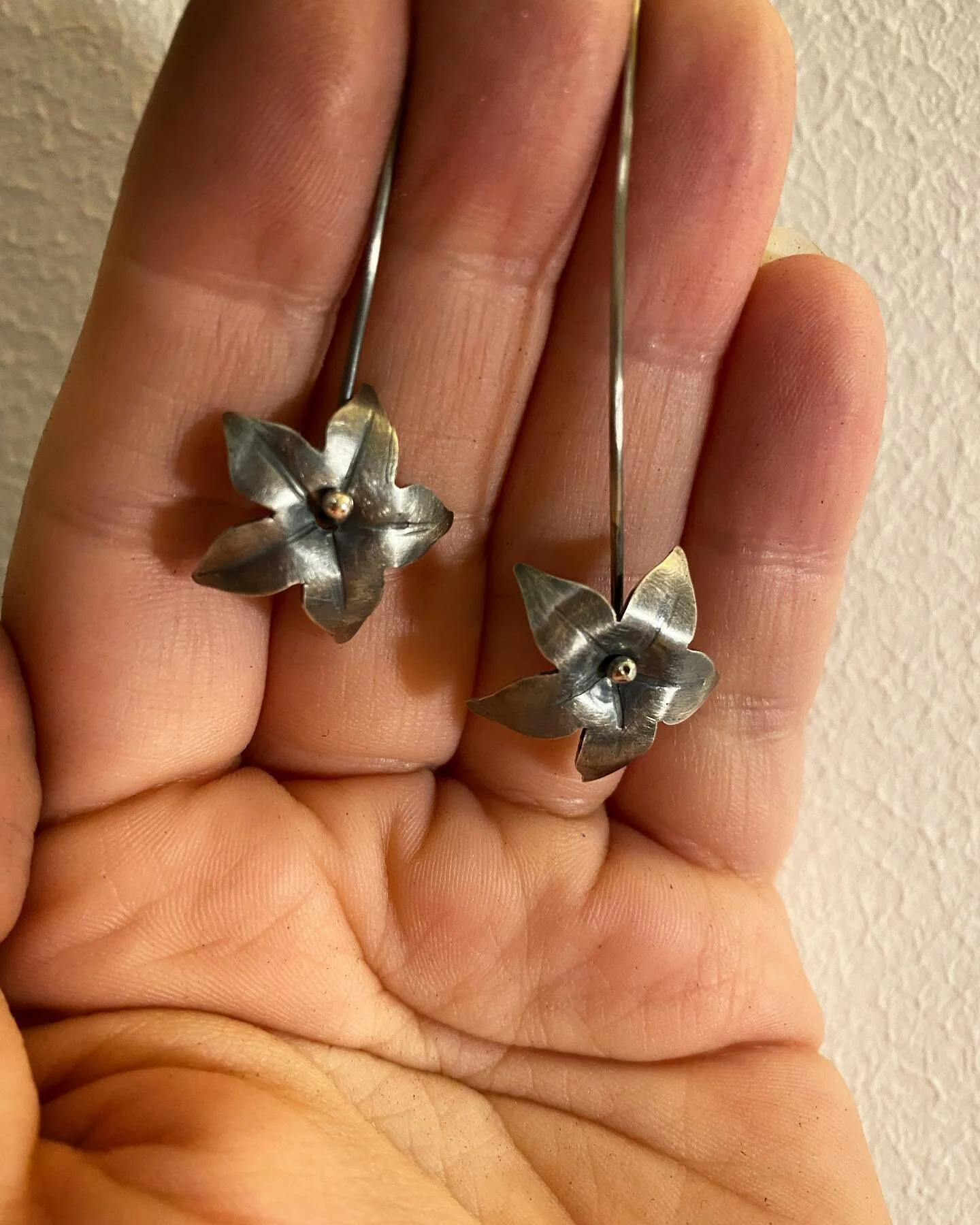 They&rsquo;re sisters, not twins!
Idea and production all within one day.
Oxidized fine silver earrings.

#silversmith #jeweller #silverjewelry #oxidisedjewellery #earrings #artisanjewelry #handicraft #metalsmithing #onedaychallenge #DIY #artjeweller