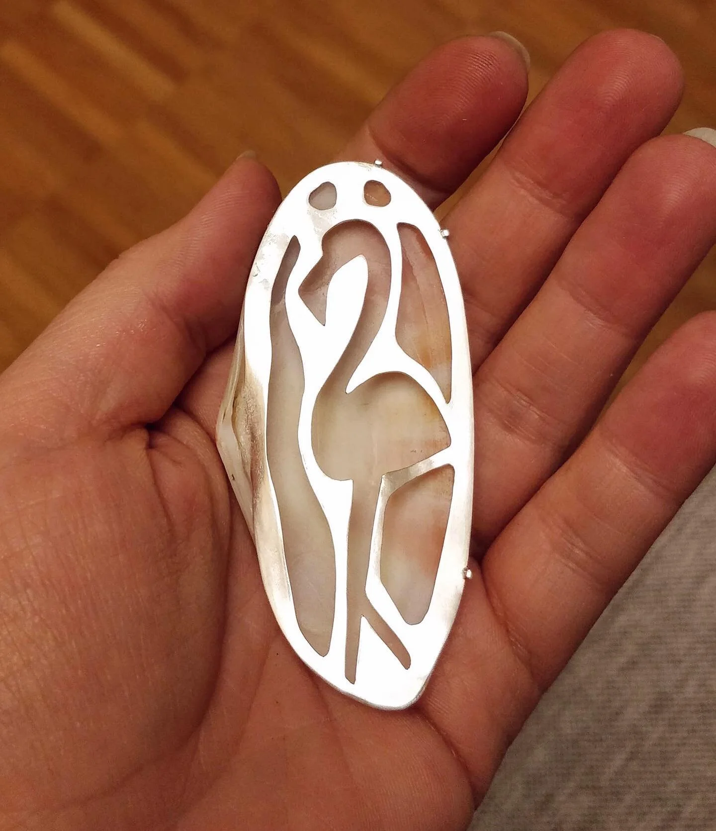 Some WIP photos (in backwards order). Basic shape was already there and also 2 prongs, so I mostly had to work on finishing. Took wayyy too long but I&rsquo;m rusty 😣

#handmadesilverjewelry #pendant #seashell #metalsmith #diyjewelry #wip #stepbyste