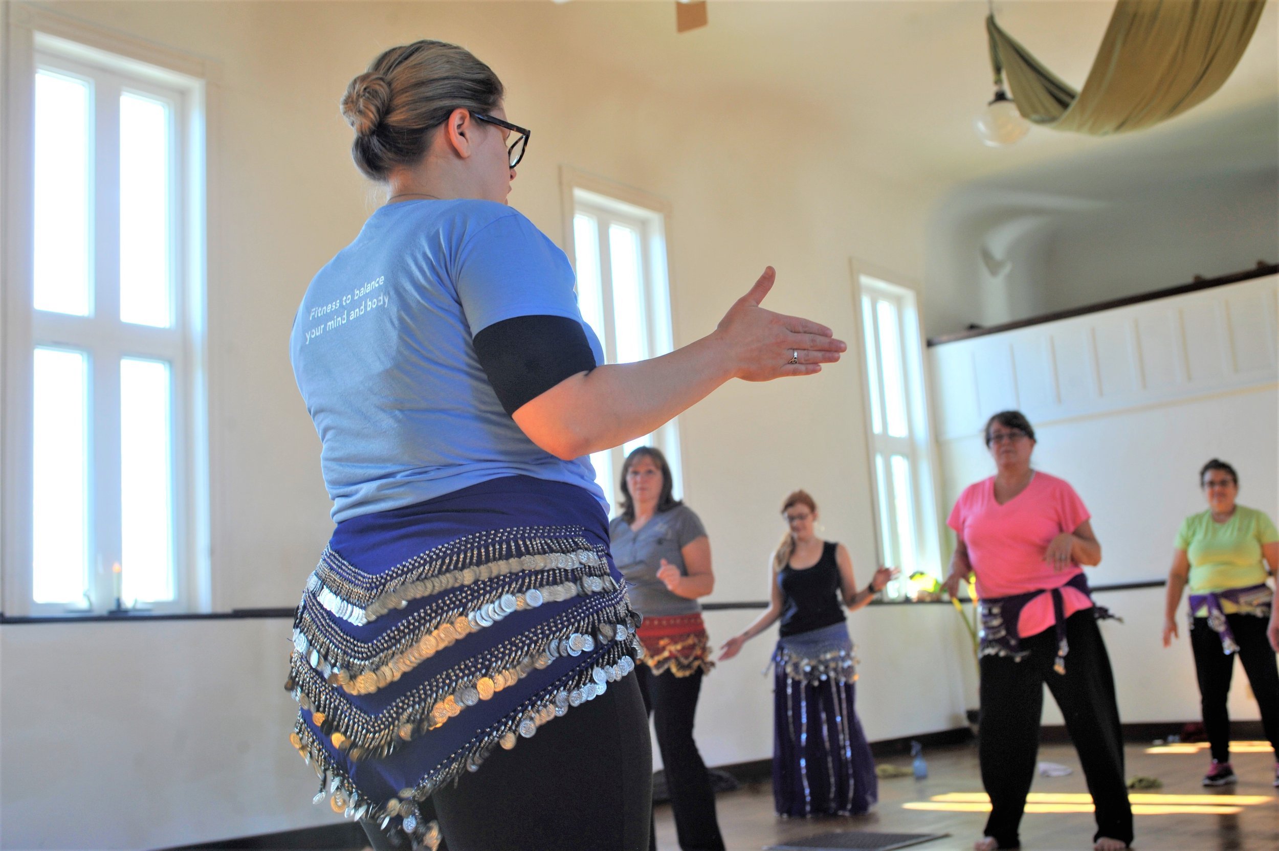 lola teaching belly dance.JPG