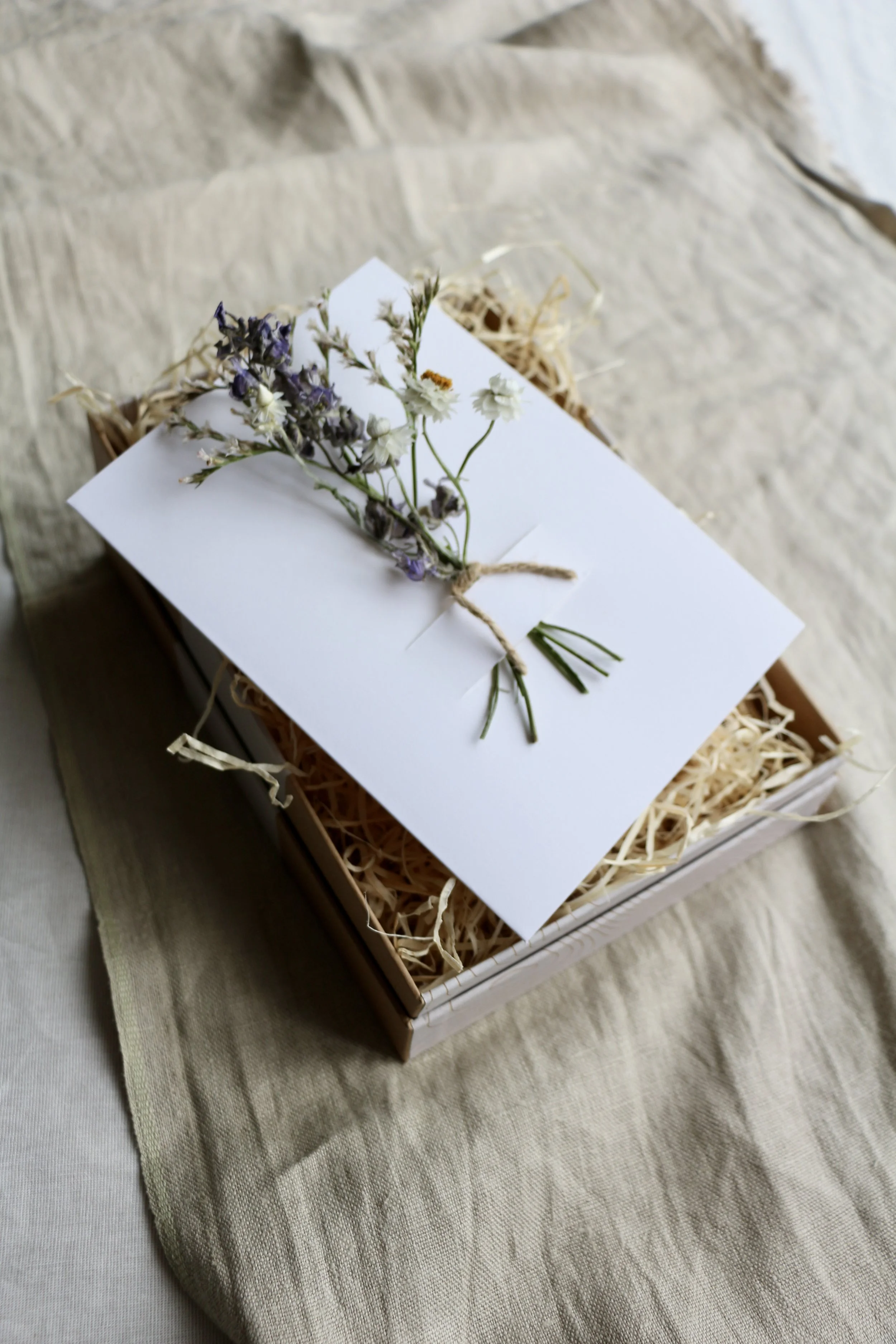 dried flower card in gift box