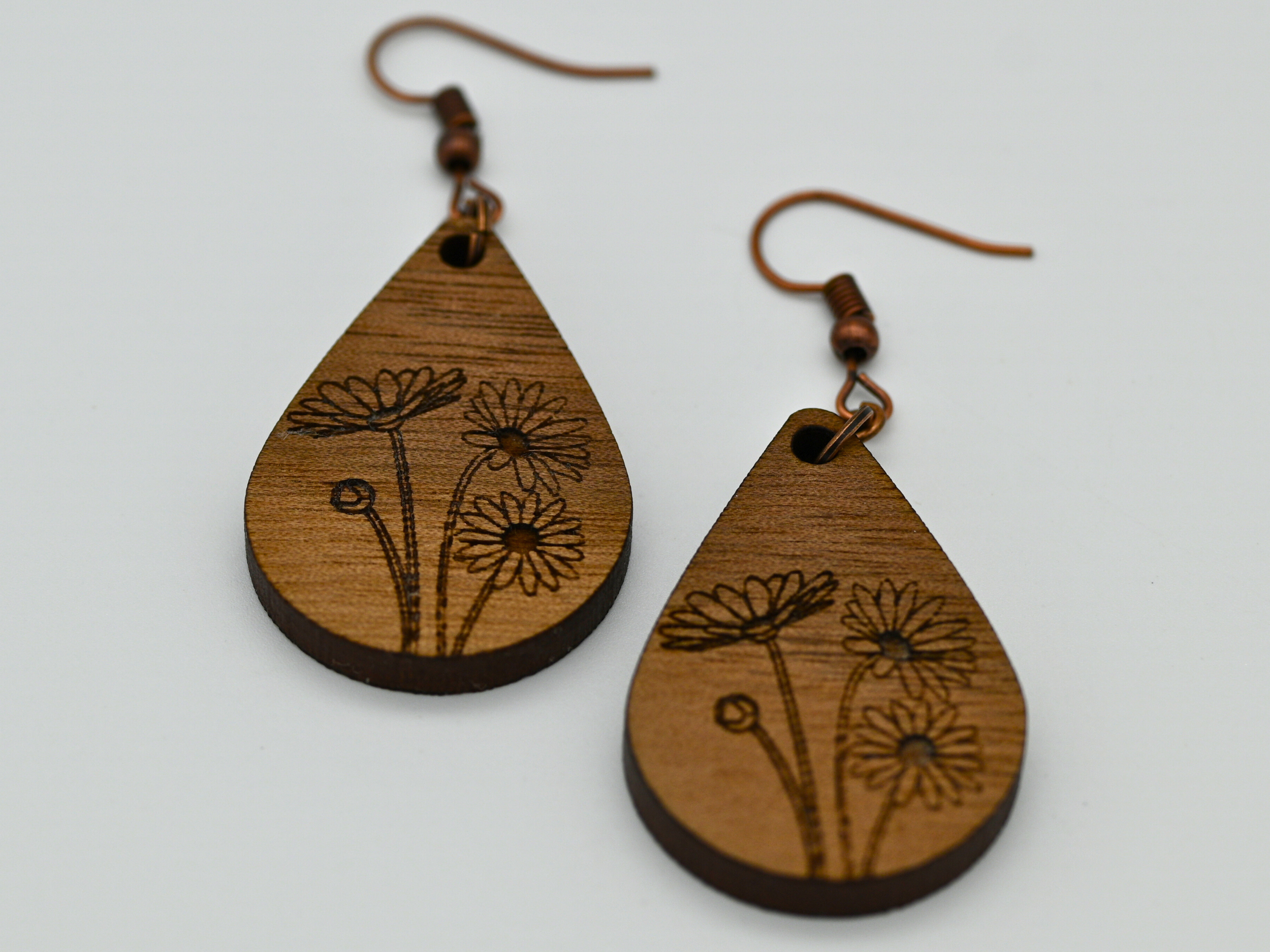 Teardrop Walnut Pendant with Daisies
