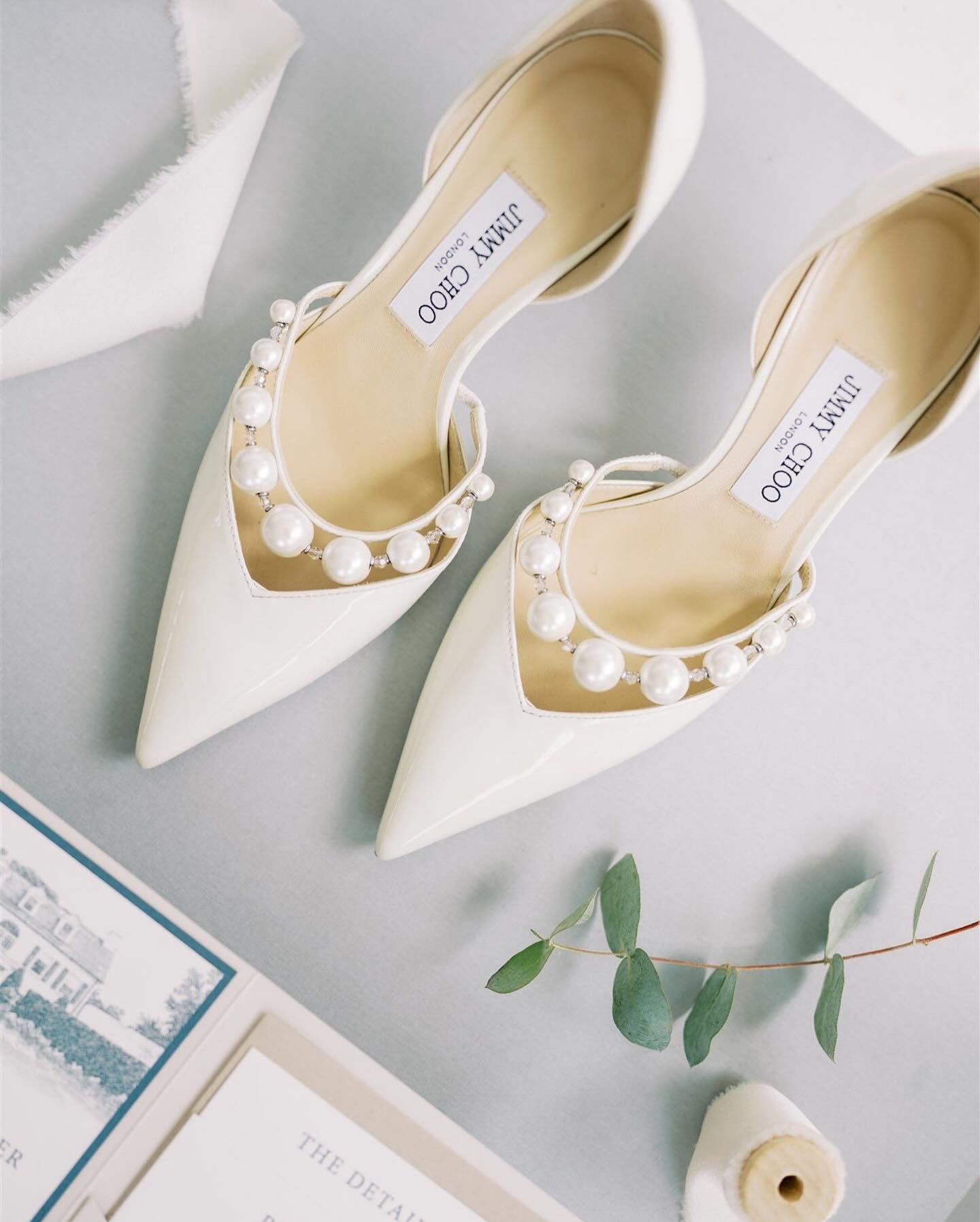 Details from Brent + Norah&rsquo;s big day 😍🤌

Venue: @theenglishmanor 
Florist: @peterjamesevents 
Dress: @ivoryandveilbridal @solkissedmanes 
Hair: @jamie_clayton 
Makeup: @makemeup_eva 
Invitations: @artpaperscissor 
.
.
.
.
.
@theenglishmanor #