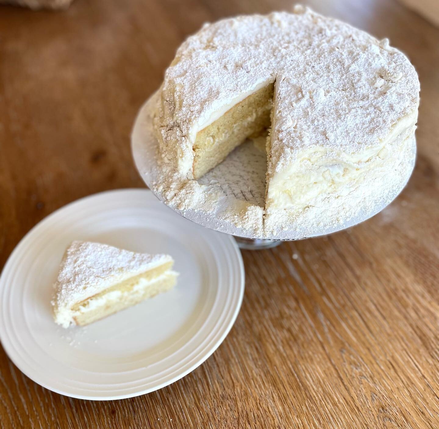 Italian Lemon Cream Cake 🍰 custom cake&rsquo;s are available, message me! 

#lemon #lemoncake #cheesecake #homemade #artisan #bread #baking #homebaking #microbakery #cake #italian #sugar #sweet #virginiabeach #hamptonroads