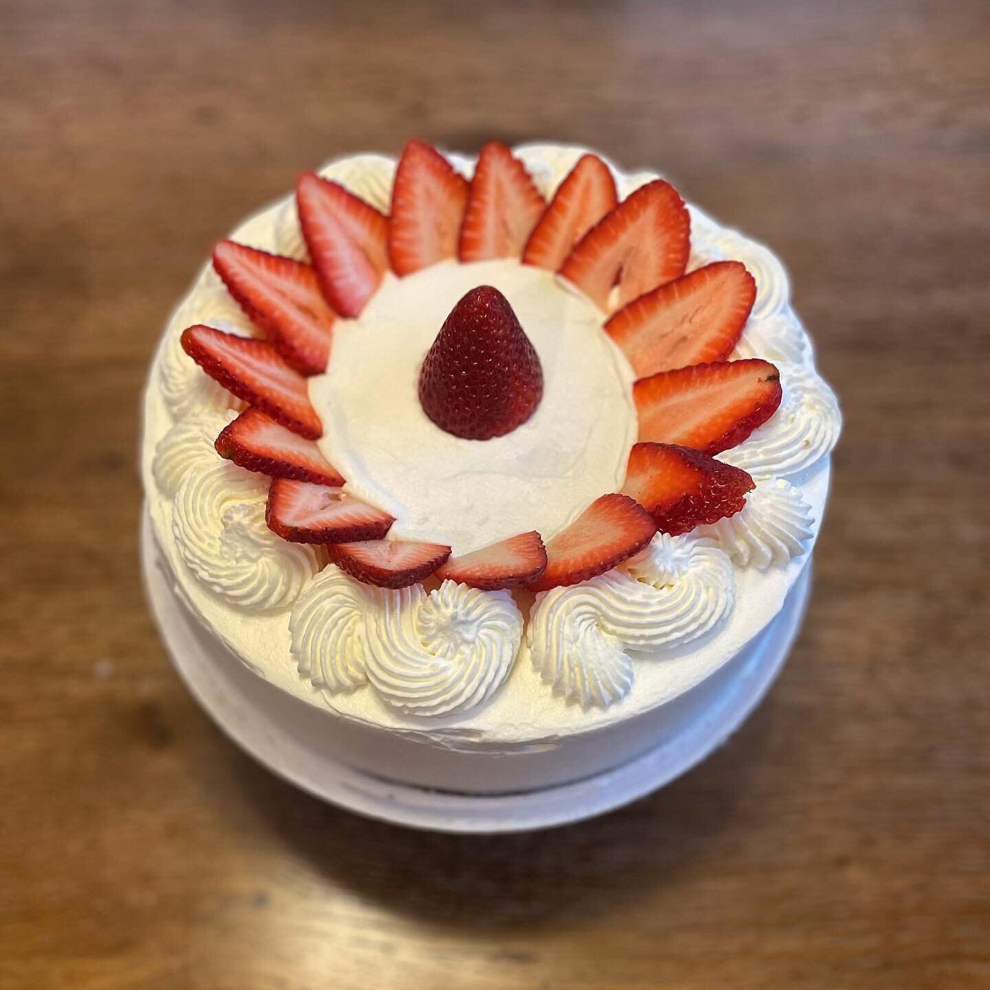 Strawberry layered birthday cake 🎂 custom cakes available, message me!

Checkout our website:
Topknotartisanbakery.com 

#homebakery #delicious #sweet #cake #chocolate #homemade #foodstagram #foodphotography #smallbusiness #dessert #foodlover #bakin