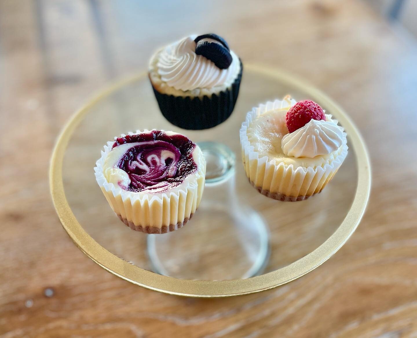Happy Friday! Bite sized mini cheesecakes for #teacherappreciationweek in three flavors. 

Mother&rsquo;s Day is right around the corner, get your orders in today!

#mini #tkab #topknot #homebakery #delicious #sweet #cake #chocolate #homemade #foodst