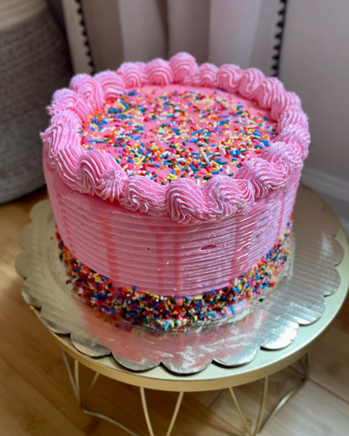 Happy Friday and happy birthday to customer! All she asked for was a pink cake with sprinkles, I finished it off with a white chocolate drip. Custom cakes available, just DM me!

Visit our website at topknotartisanbakery.com

#tkab #topknot #homebake