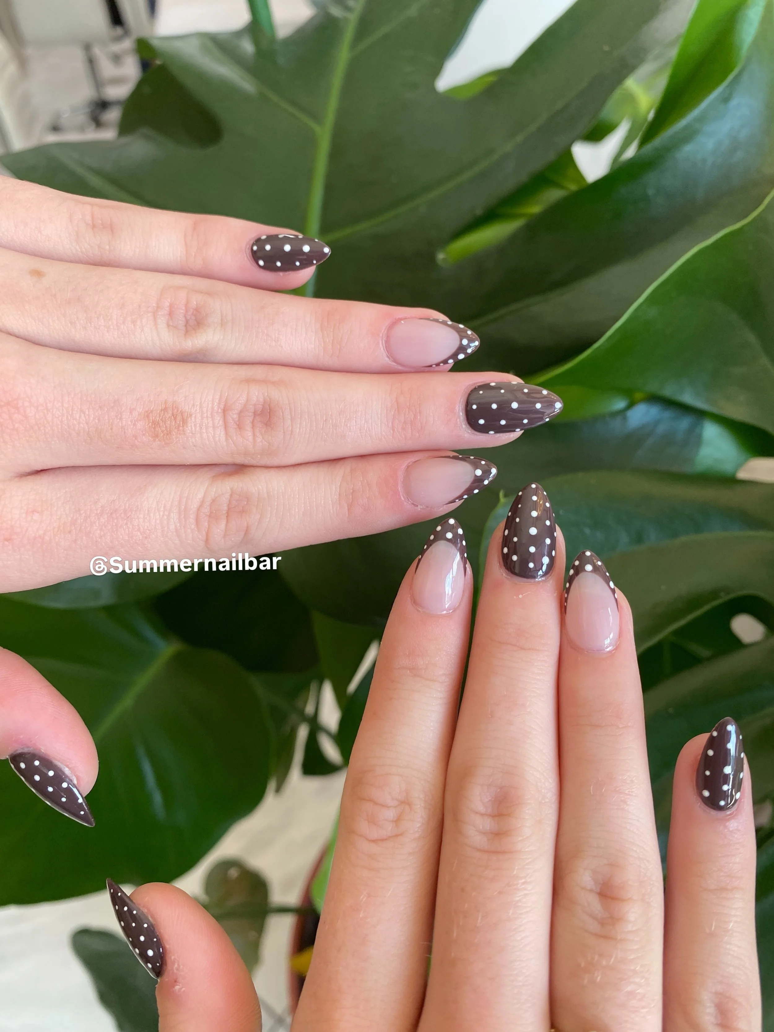 Officially feeling this Memphis fall weather 🍂 Fall nails are in season, and we&rsquo;re ready for all the cozy colors! 🤎✨
.
.
.
.
.
.
#fallvibes #memphisnails #polkadot #almondnailsdesigns #memphisnailsalon