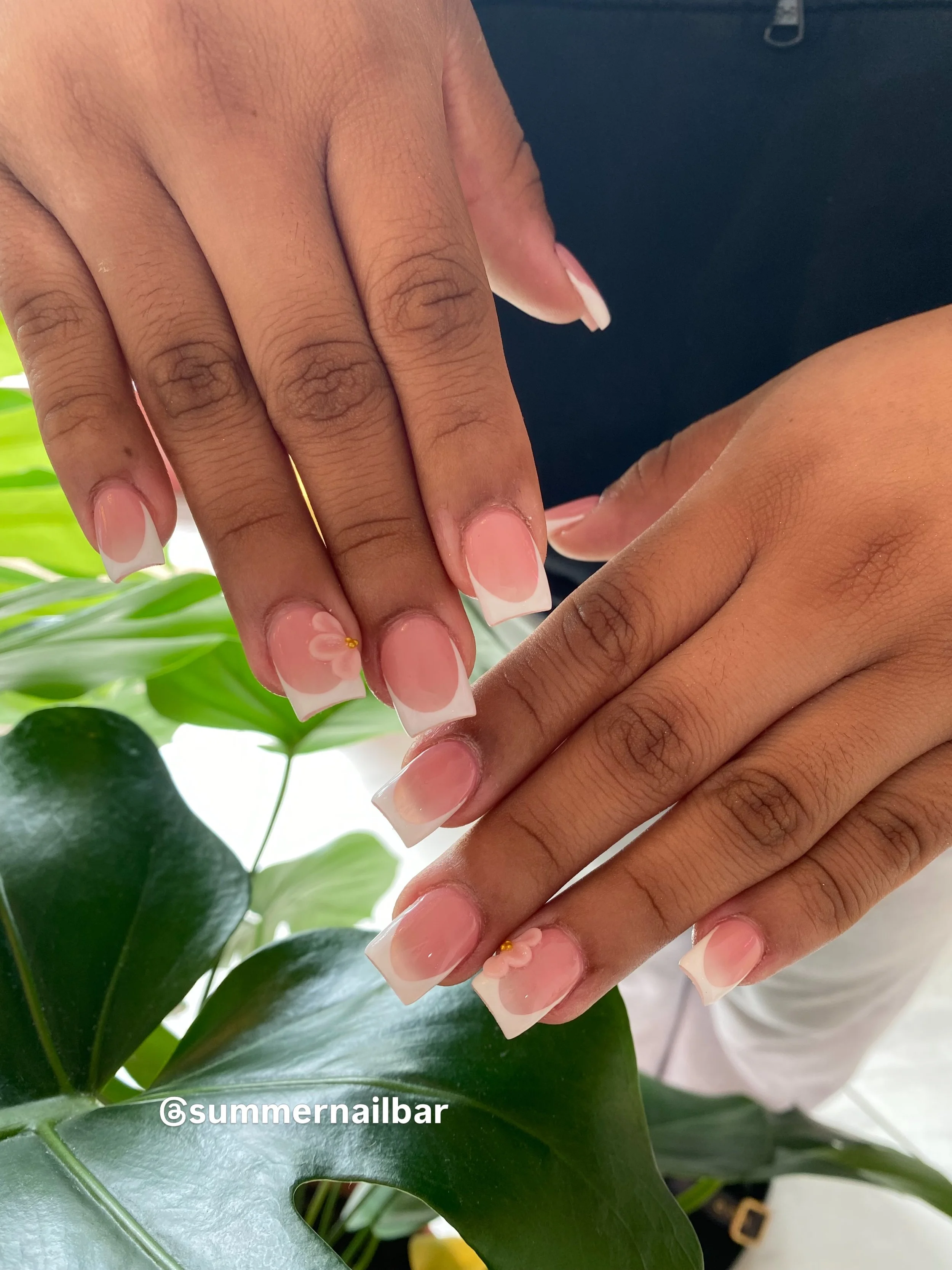 Classic Frenchies with a touch of 3D ✨ A little details make the whole set! 💅
.
.
.
.
.
.
.
.
#summernailbar#memphisnails #frenchies #3dnailart #901nails
