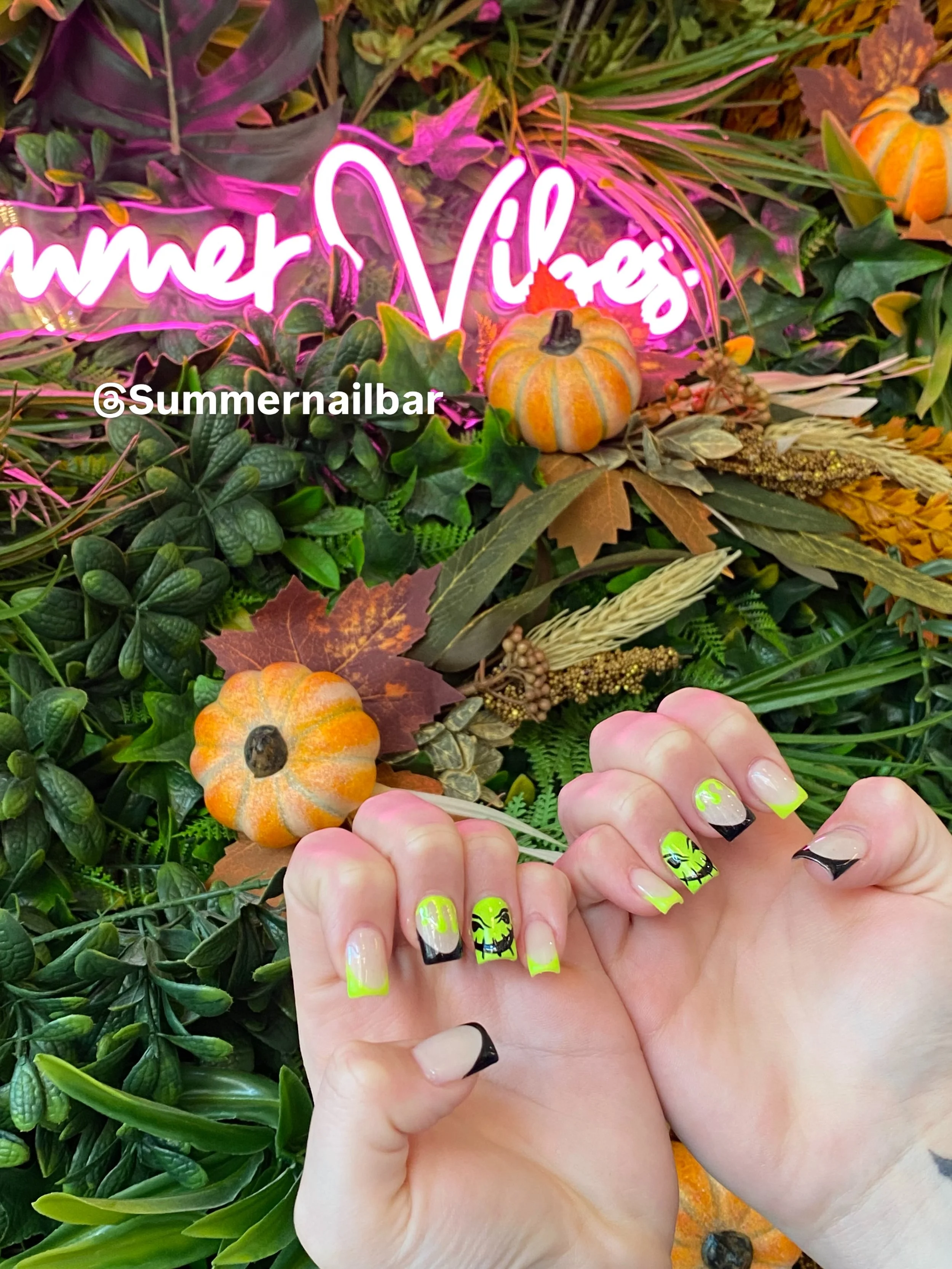 💚🎃 Spooky nails, neon vibes! 👻💅
.
.
.
.
.
.
.
.

#MemphisNails #HalloweenNails #SpookyNails #MemphisNailTech #SummerNailBar