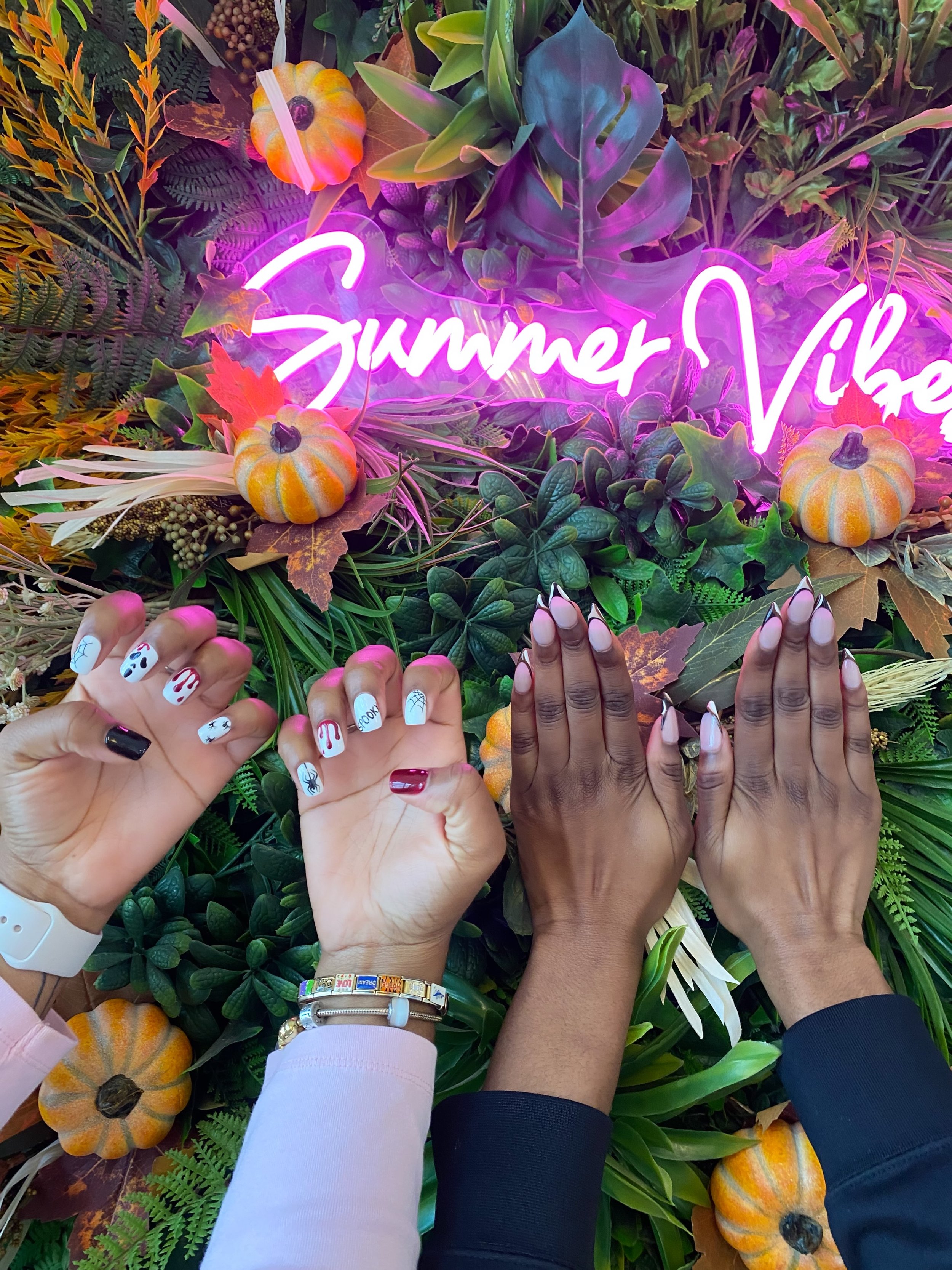 SPOOKY NAILS👻 + CHROME SET 
SWIPE FOR MORE😍
.
.
.
.
.
.
.
.
.
.
If viewing follow @summernailbar for more nail inspo!
#memphisnails #halloweennails #spookyseason #spooky #summernailbar