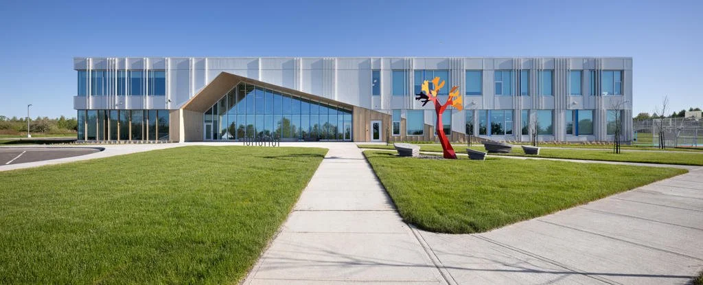 Ecole-New-Carlisle-EXT-StephaneGroleau-054_D-1024x415.jpg