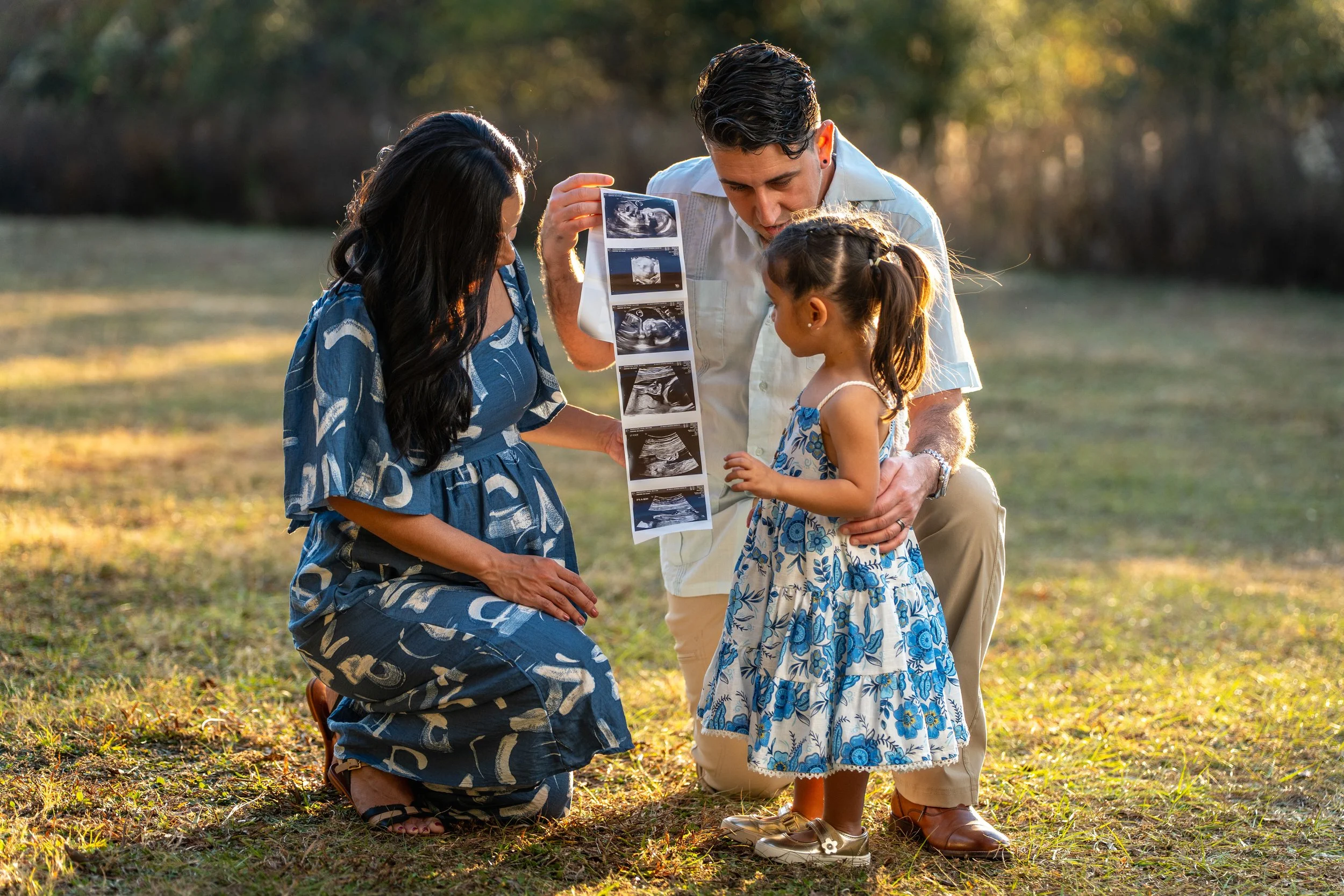 family of 3 looking at sonogram