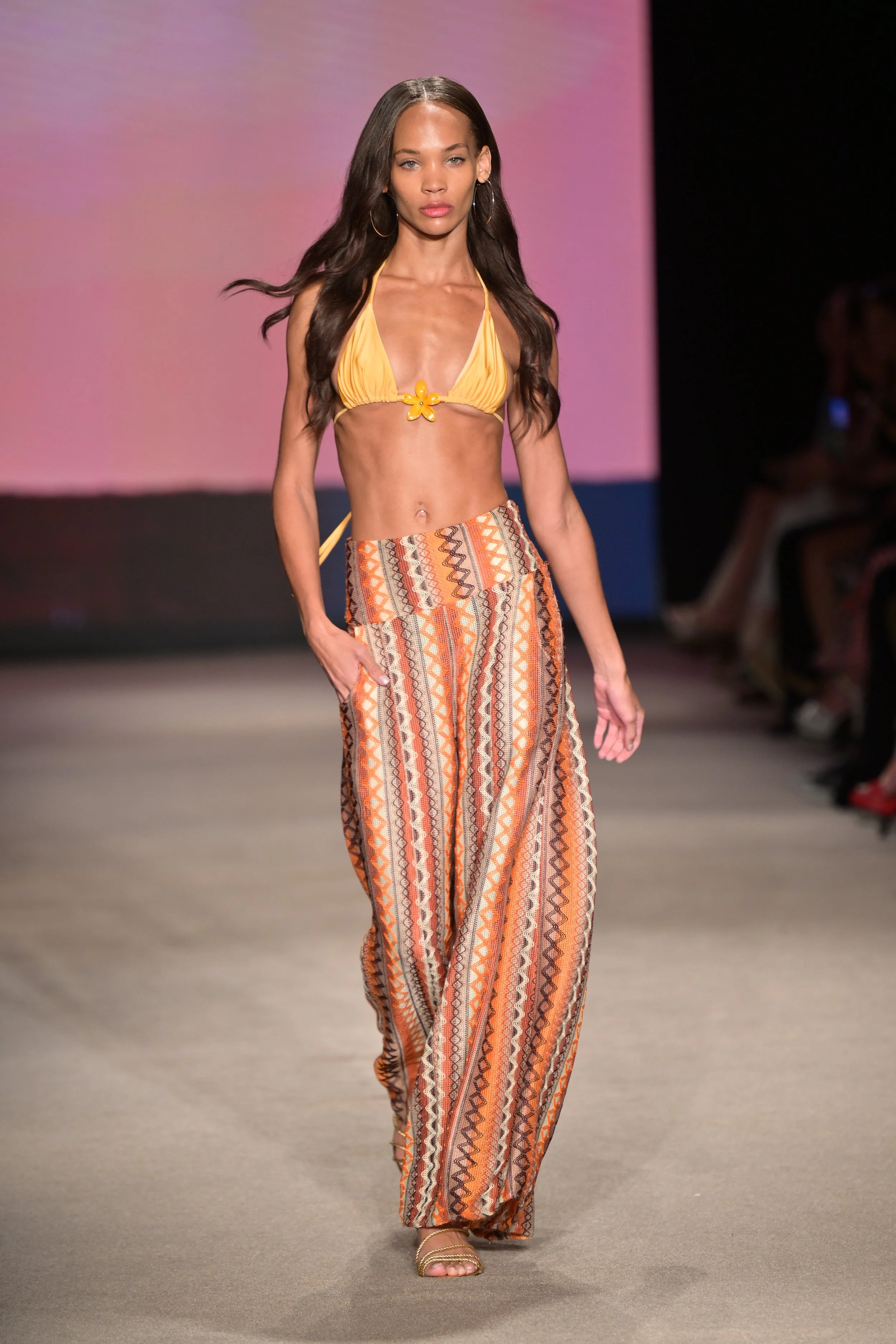 トップス miami.1001 Miami Swim Week: Leslie Amon's Enchanting Resort 2025