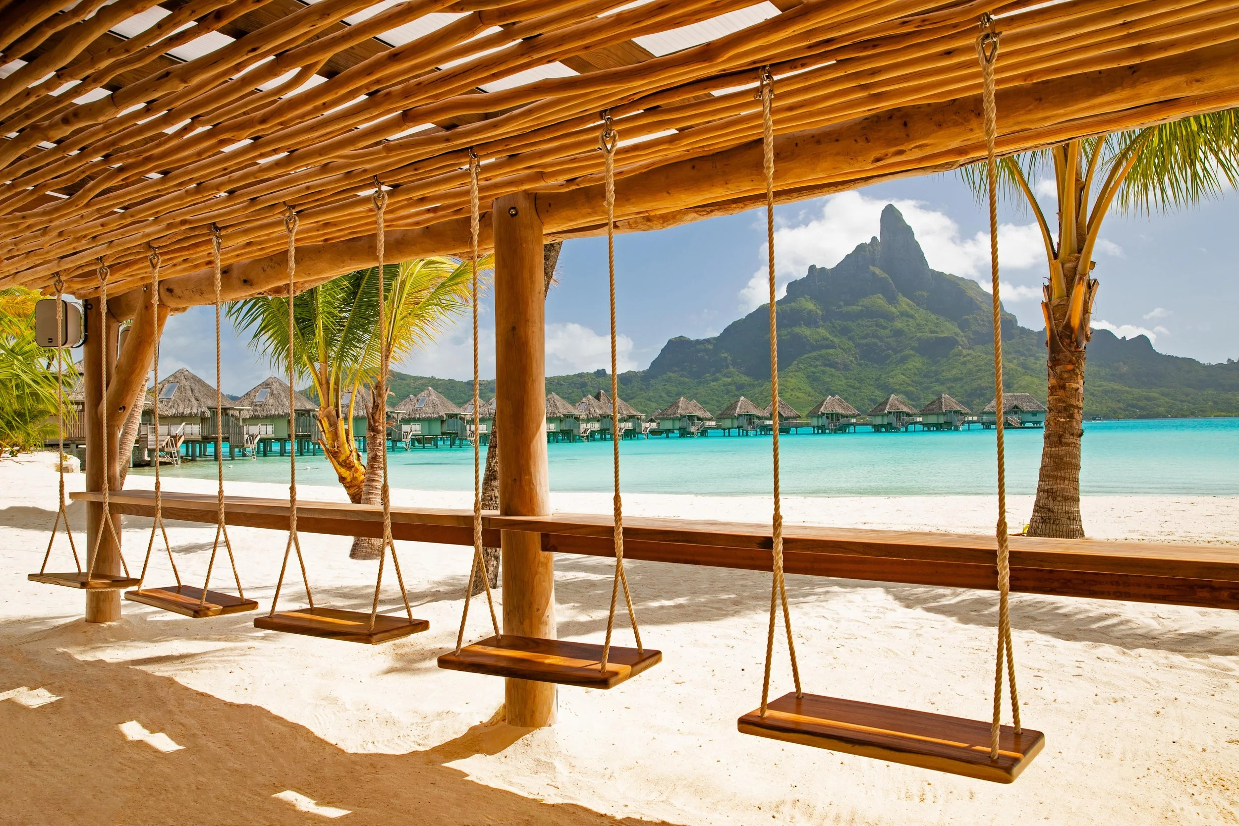 BOBWI-beach-bar-honu-tiki.jpg