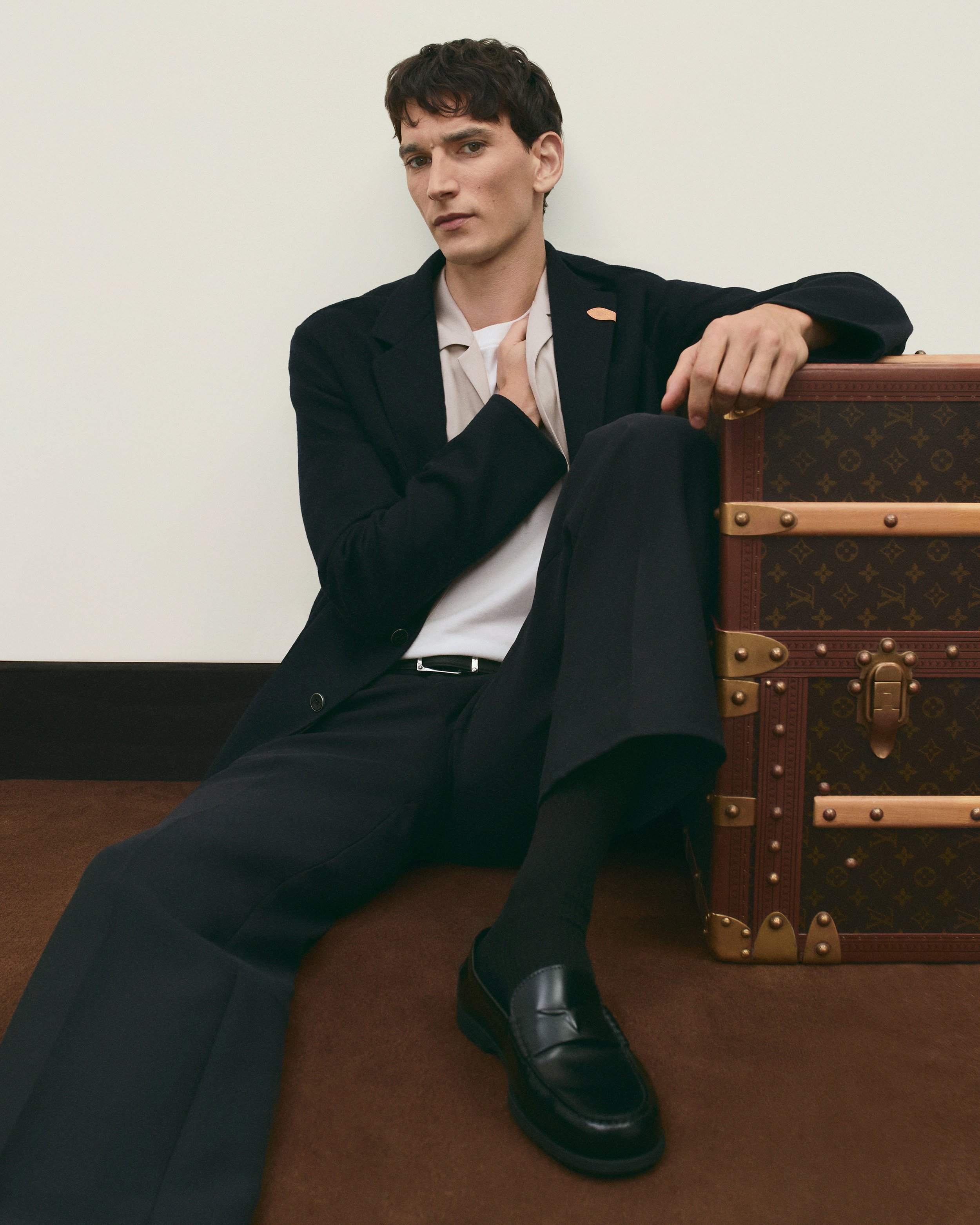 LOUIS-VUITTON-MENrsquoS-LV-TRUNK-EDITION-CAMPAIGN-IMAGE-5.jpg
