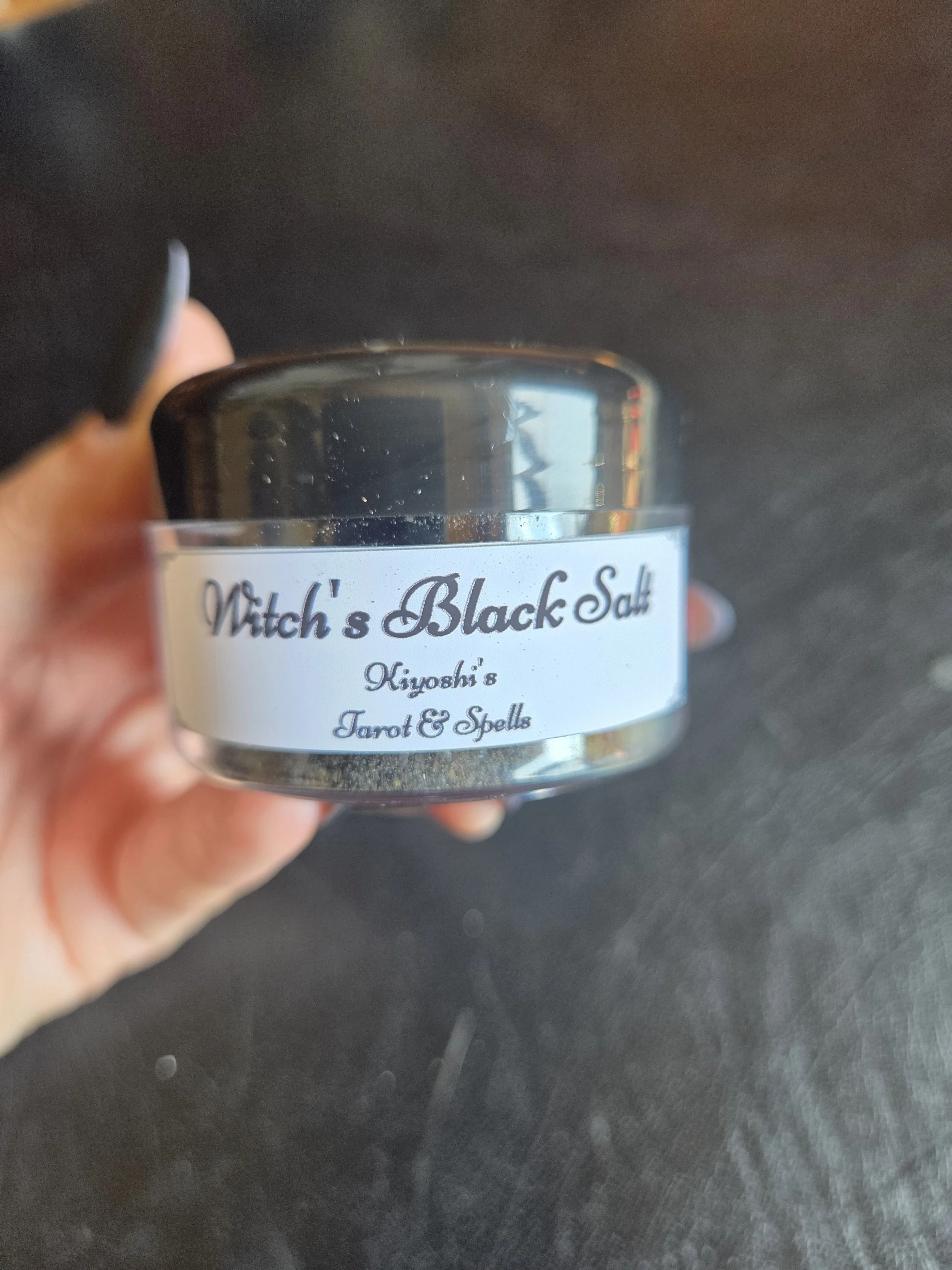 Witch's Black Salt with nails - Zwart Heksen-Zout met spijkers