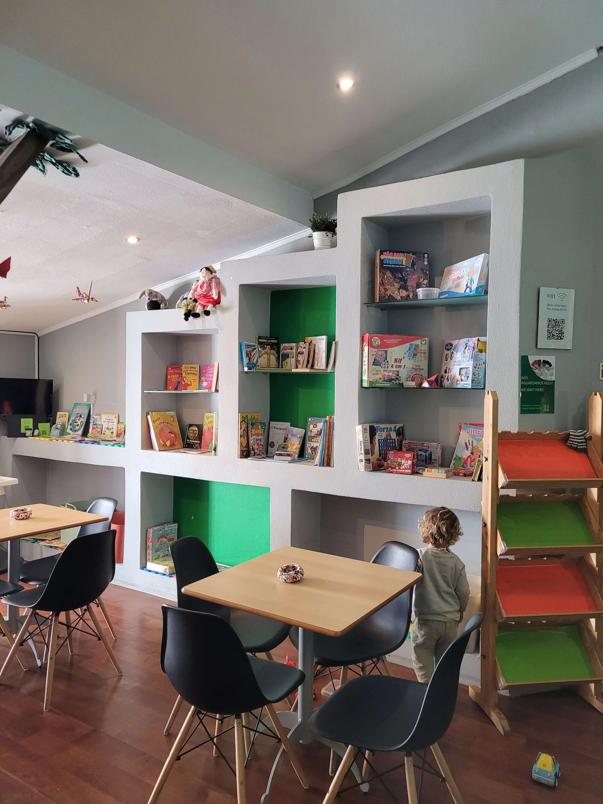Indoor play area at O Ninho Lagos with books games and seating for families