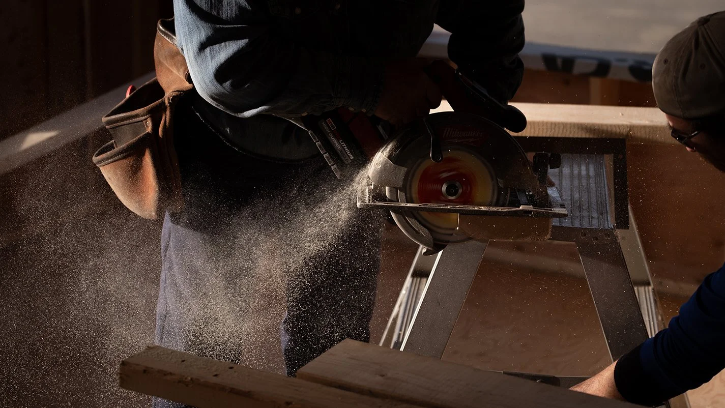 Image of a cordless circular saw cutting some wood