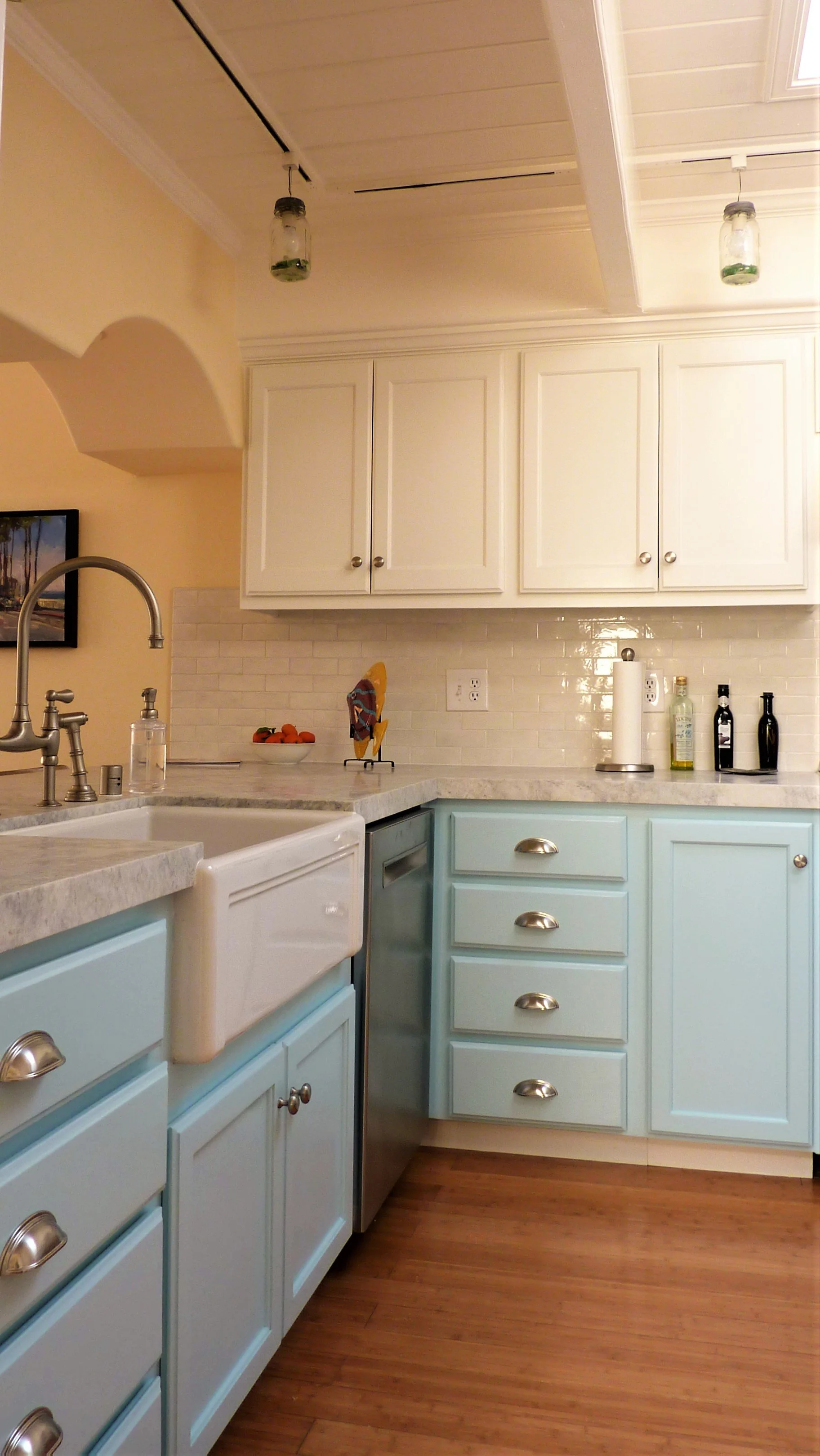 Another wide shot of the kitchen. On the left side you can see the farmhouse, edgeless kitchen sink.