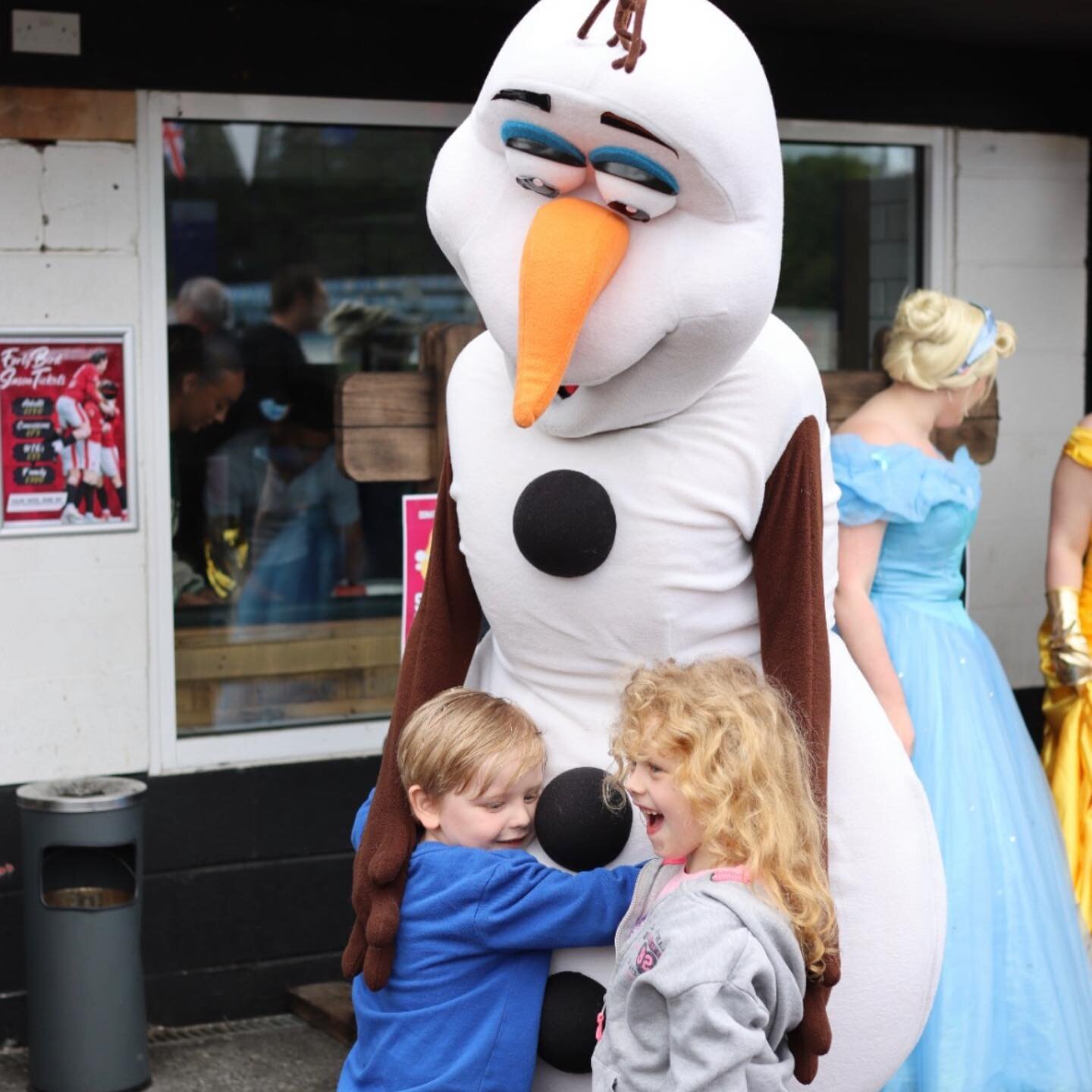 Spiderman, Superman, Olaf, Belle &amp; Cinders had a wonderful time at Chatham Town FC yesterday, supporting #freddysheroes and raising money for two amazing charities! 

Thank you to Kirsty for inviting us and for Chatham Town for being the amazing 