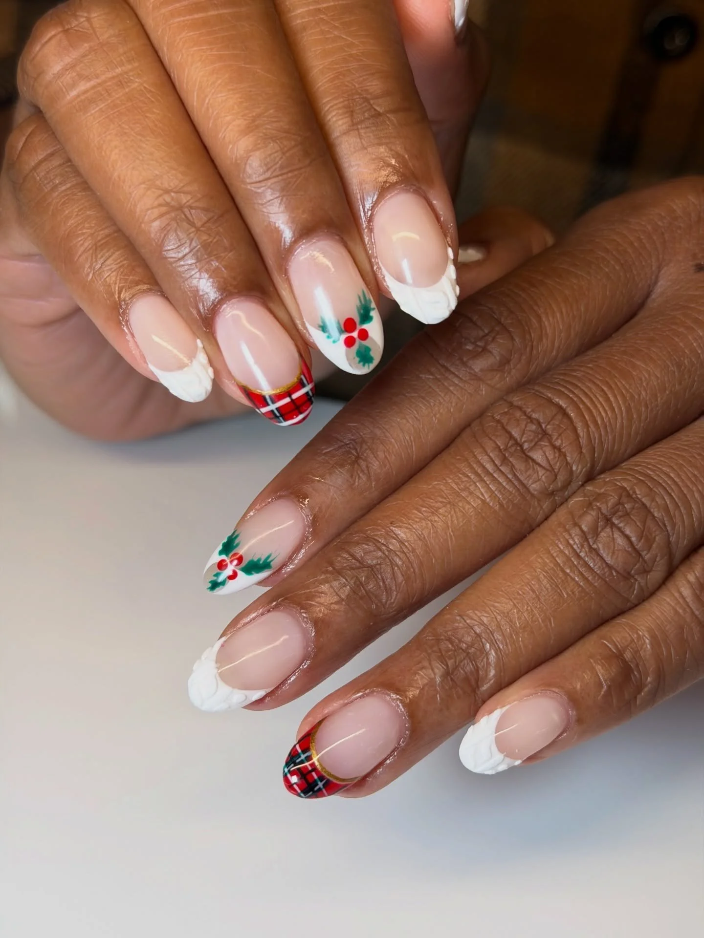 We are loving the plaid Christmas sets 🎄😍
Structured Gel Mani by Flor 
@nailsbyflorc7 

#houseofnailsbynatty #nycnailsalon #christmasnailart