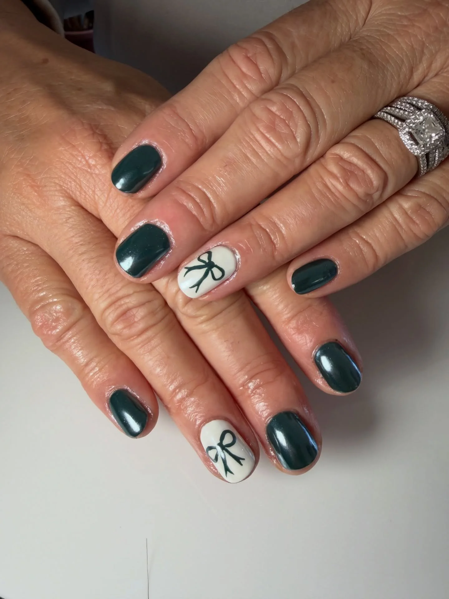 Some chrome and a little bow 🤭
Are your nails Christmas ready?! 
If timed correctly you could have 2 holiday sets before the big day 🥳🎄

Gel Mani by Isabel 

#houseofnailsbynatty #nycnailsalon #nycnailtech