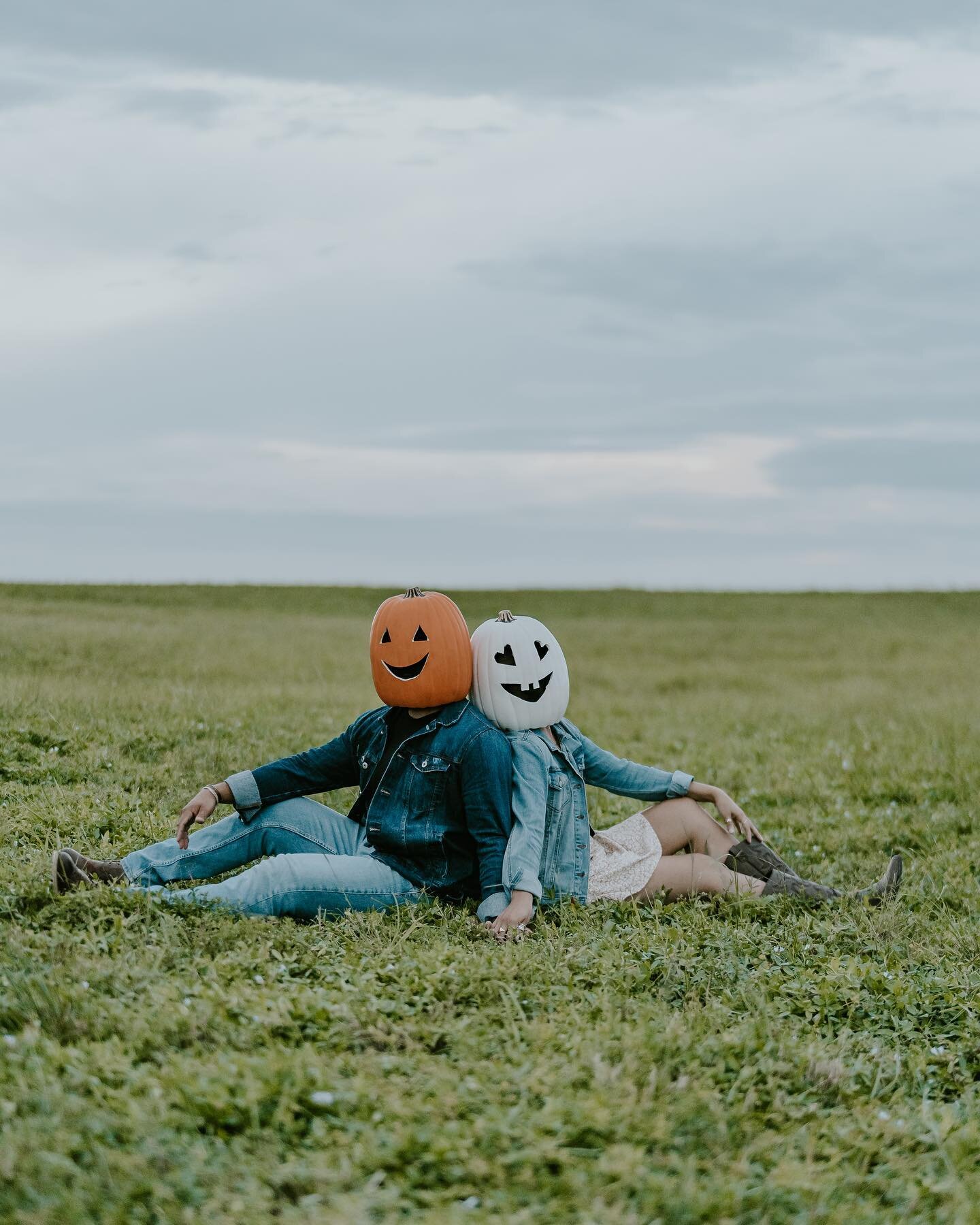 It&rsquo;s SPOOKY season 🎃👻
&bull;
&bull;
&bull;
&bull;
#spookyseason
#halloweenphotoshoot 
#spookyphotoshoot 
#couplesphotography 
#couplesession 
#pumpkinheadphotoshoot 
#creativesession 
#poseideas 
#couplesportraits 
#couplesposes 
#southflorid