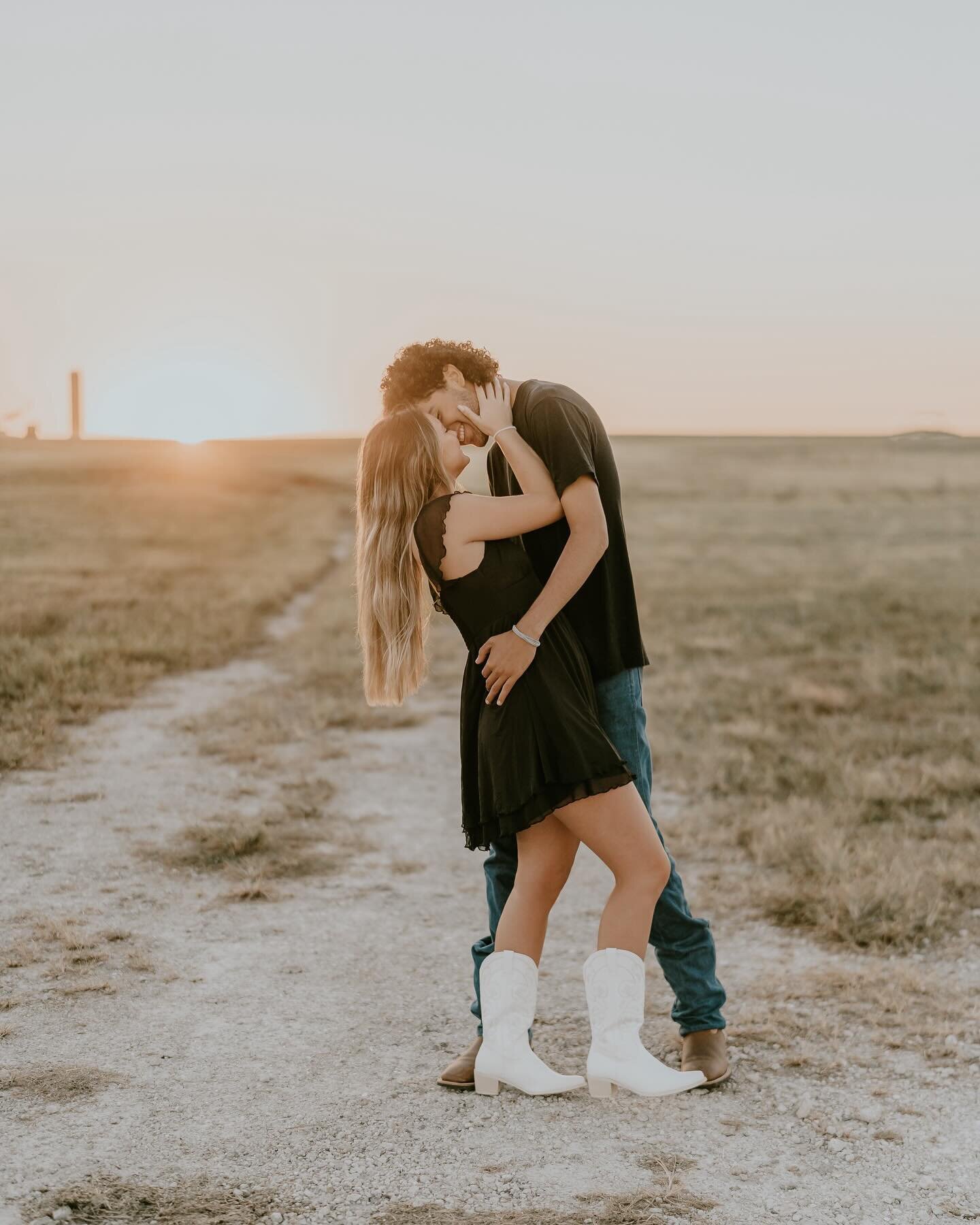 Ella+Nick ♡
I don&rsquo;t I&rsquo;ve ever said &ldquo;oh my gosh soooo cute!!&rdquo; So much in a session 🥹 
&bull;
&bull;
&bull;
&bull;
#couplesphotography 
#couplessession 
#couplesphotoshoot 
#couplesphotographer 
#sunsetsessions 
#elopementphoto