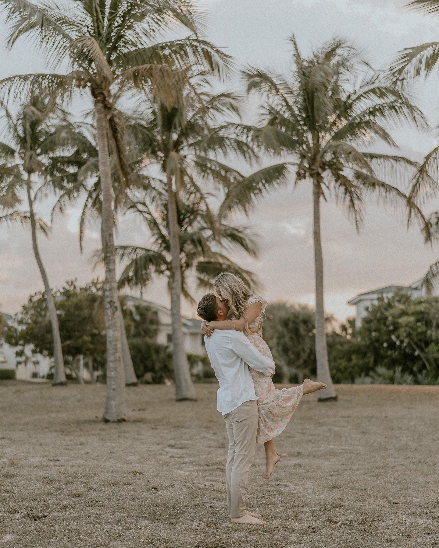 I&rsquo;ve been obsessing over palm tree&rsquo;s lately 🌴 

&bull;
&bull;
&bull;
&bull;
#floridaphotographer 
#southfloridaphotographer 
#jupiterphotographer 
#centralfloridaphotographer 
#couplesportraits 
#couplesposes 
#couplesphotographer 
#coup