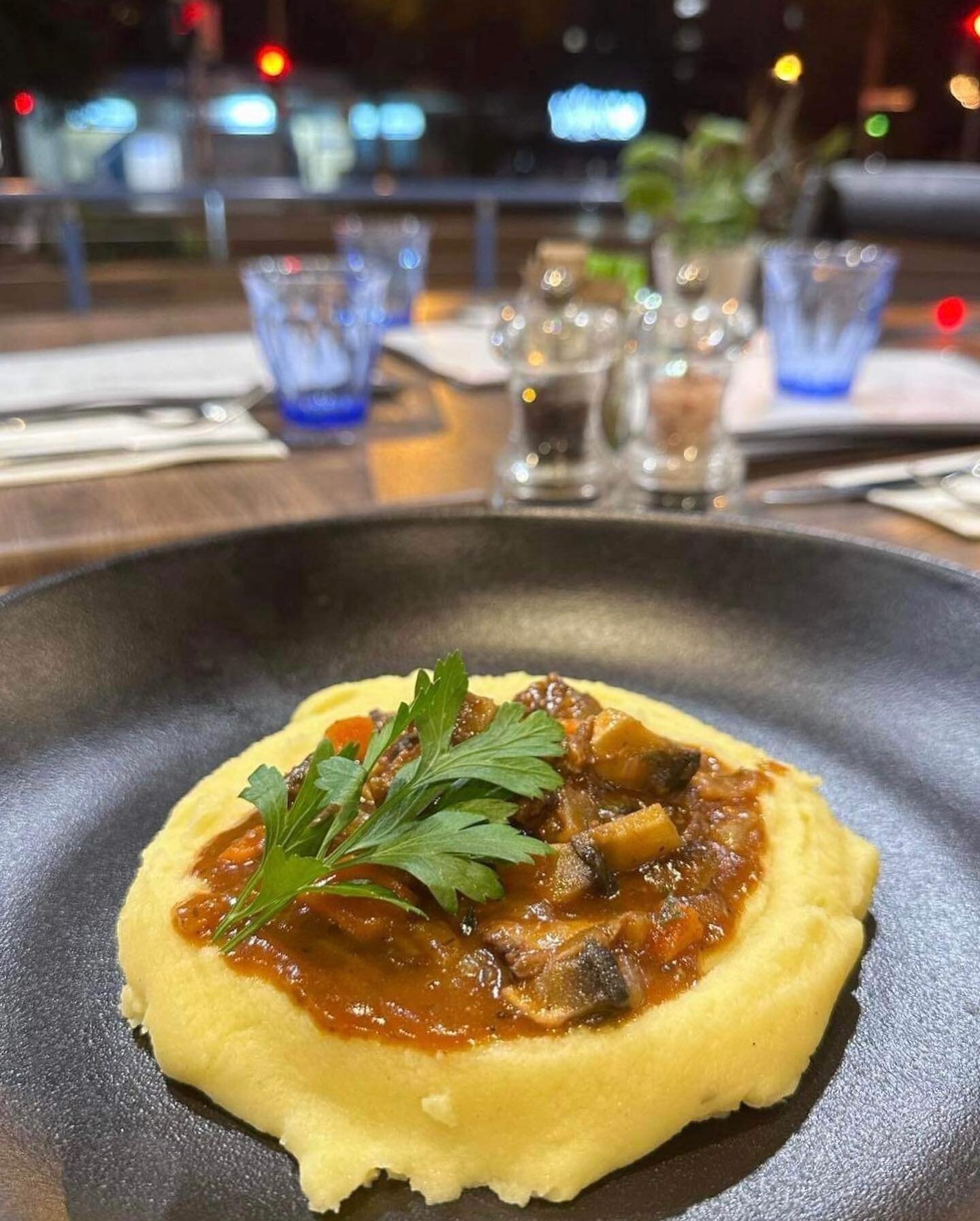 Corner special ❤️ Braised beef and mushroom rag&ugrave; with creamy mashed potatoes 
$22 Lunch and Dinner! 
.
.
.
#cafe #brisbane #Queensland #coffee #dogs
#breakfast #lunch #food #nundah #petfriendly #nundahcornercafe #eats #brisbanecafe #theweekend