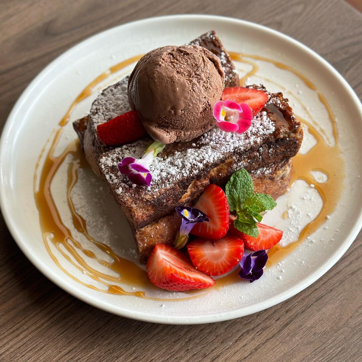 Weekly special! 
Cinnamon brioche French toast 🍨🍓🍞
W. maple syrup, fresh Strawberries &amp; chocolate gelato 

Available Breakfast and Lunch 
$21.5
🚨book online at nundahcorner.com.au🚨
.
.
.
#cafe #Brisbane #Queensland #coffee #dogs #adorecoffee