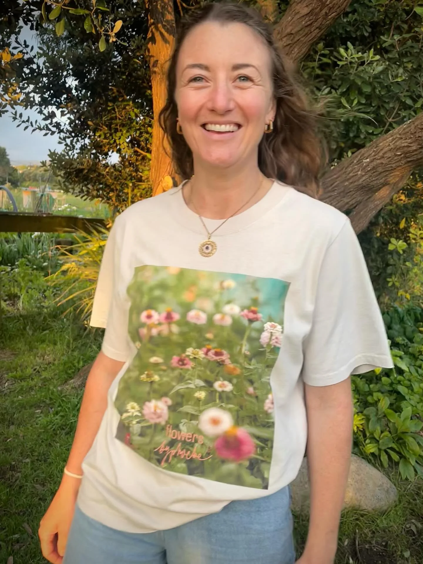 We have tees!
And omg, they&rsquo;re cute.
And I&rsquo;m taking preorders 👏🏼

Featuring my zinnia patch in the autumn flower field, photographed by the wonderful Lydia @nimmo_photography.

Printed on an AS colour women&rsquo;s heavy faded tee. Wear