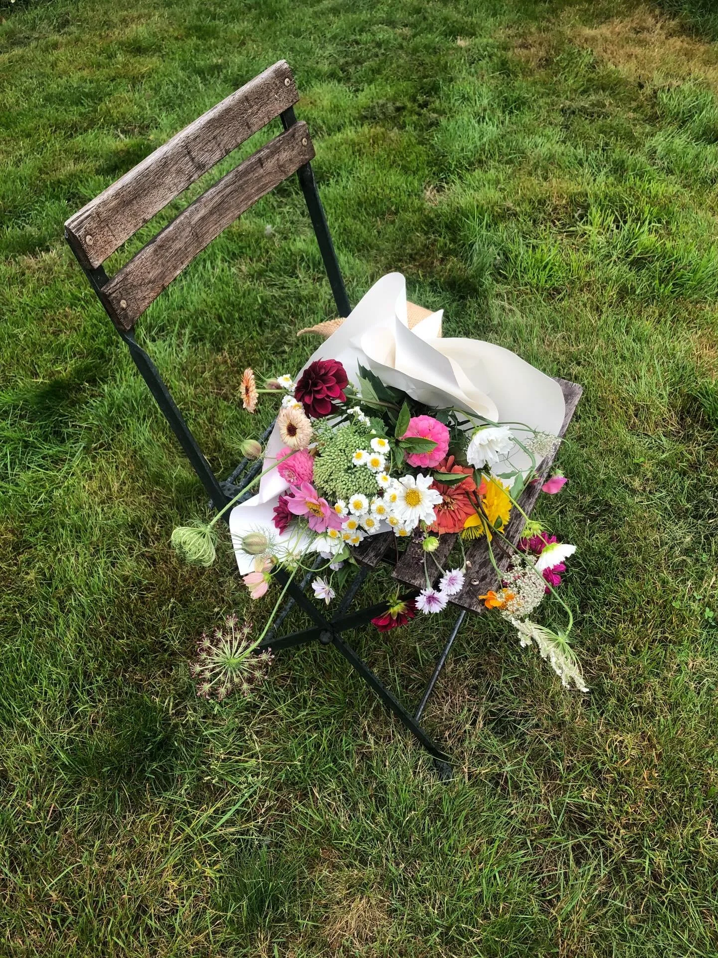 Celebrating the biggest Val&rsquo;s day we&rsquo;ve ever had here, with a pic of my first bouquet that I ever sold when I was just testing out this flower biz idea. I sold 5 or 6 bouqs, on Valentines day 2022, out the back gate of the police house to