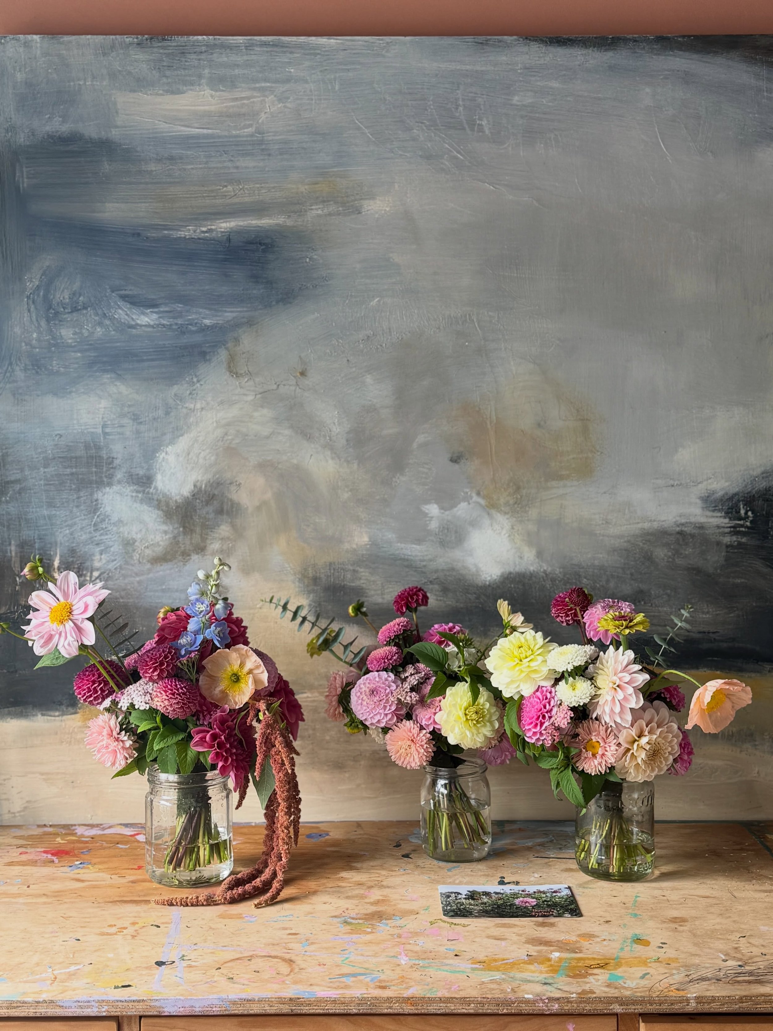 Wedding flowers.

I just realised these March wedding honeys had not made it onto the grid yet! Some of my absolute fave wedding bouqs for a fave beauty, Abi. 

It is dahlia dividing time right now, and also summer wedding admin time for me, so these