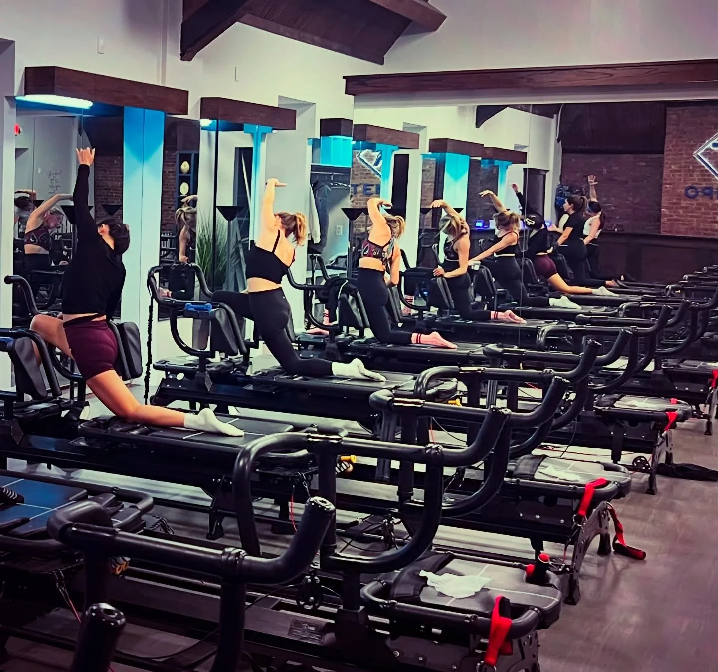 Tempo&rsquo;s Q &amp; A ✨ 
&ldquo; why is stretching beneficial to your recovery?&rdquo;

💡 Stretching helps reduce delayed onset muscle soreness (DOMS) by reducing stiffness and increasing circulation to fatigued muscles.
💡 It also boosts blood fl