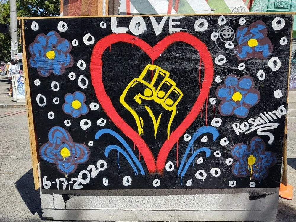 Barricade-art-love-heart-20200625.jpg