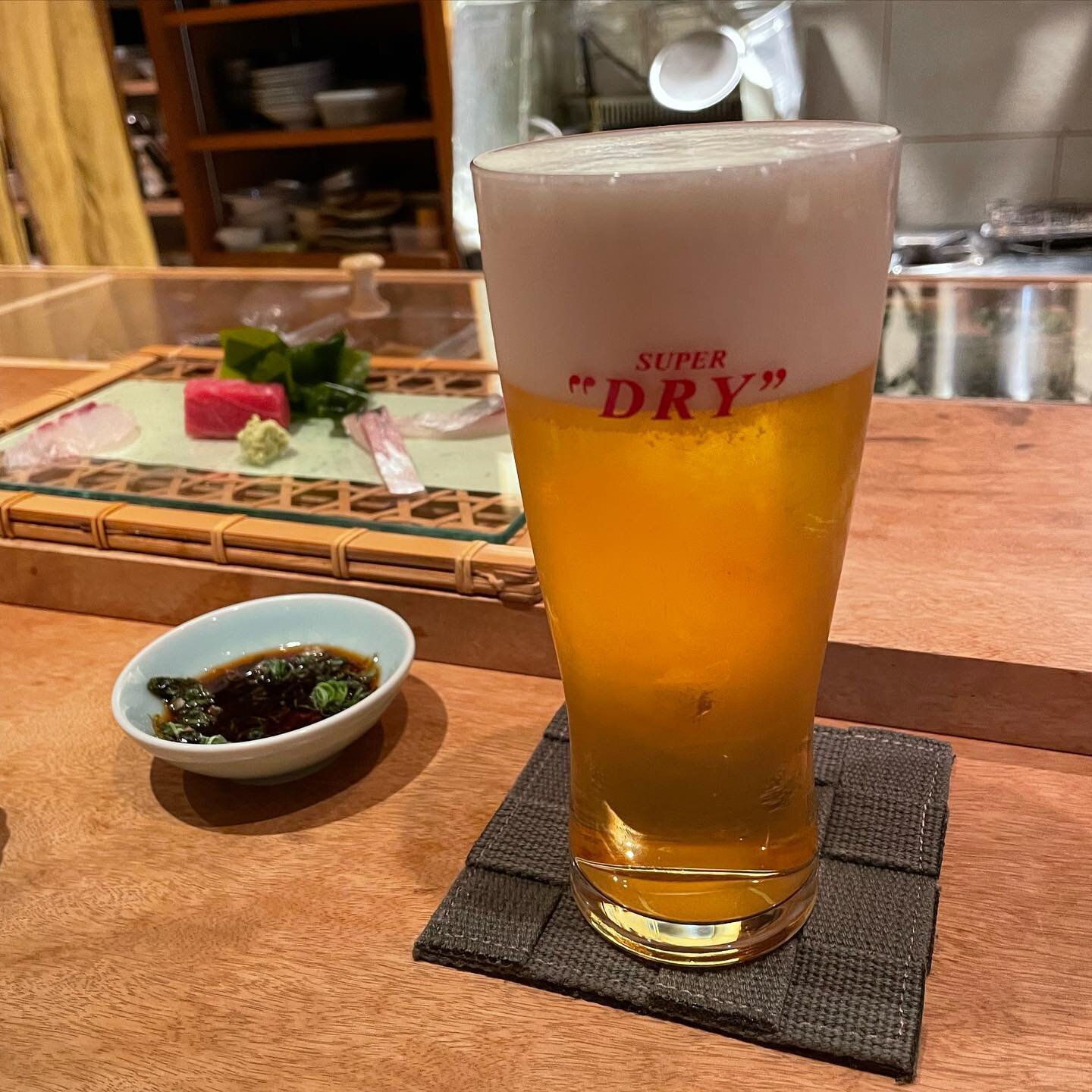 Beautifully poured ASAHI Super Dry @keizushi_kitashinchi 
Have a lovely Easter weekend everyone 🍻
#aebeerimports #aandebeerimports #tapbeer #draftbeer #tapbeerspecialist #japanesebeer #beerlover #japan #sushi #asahisuperdry #asahibeer #distributor #