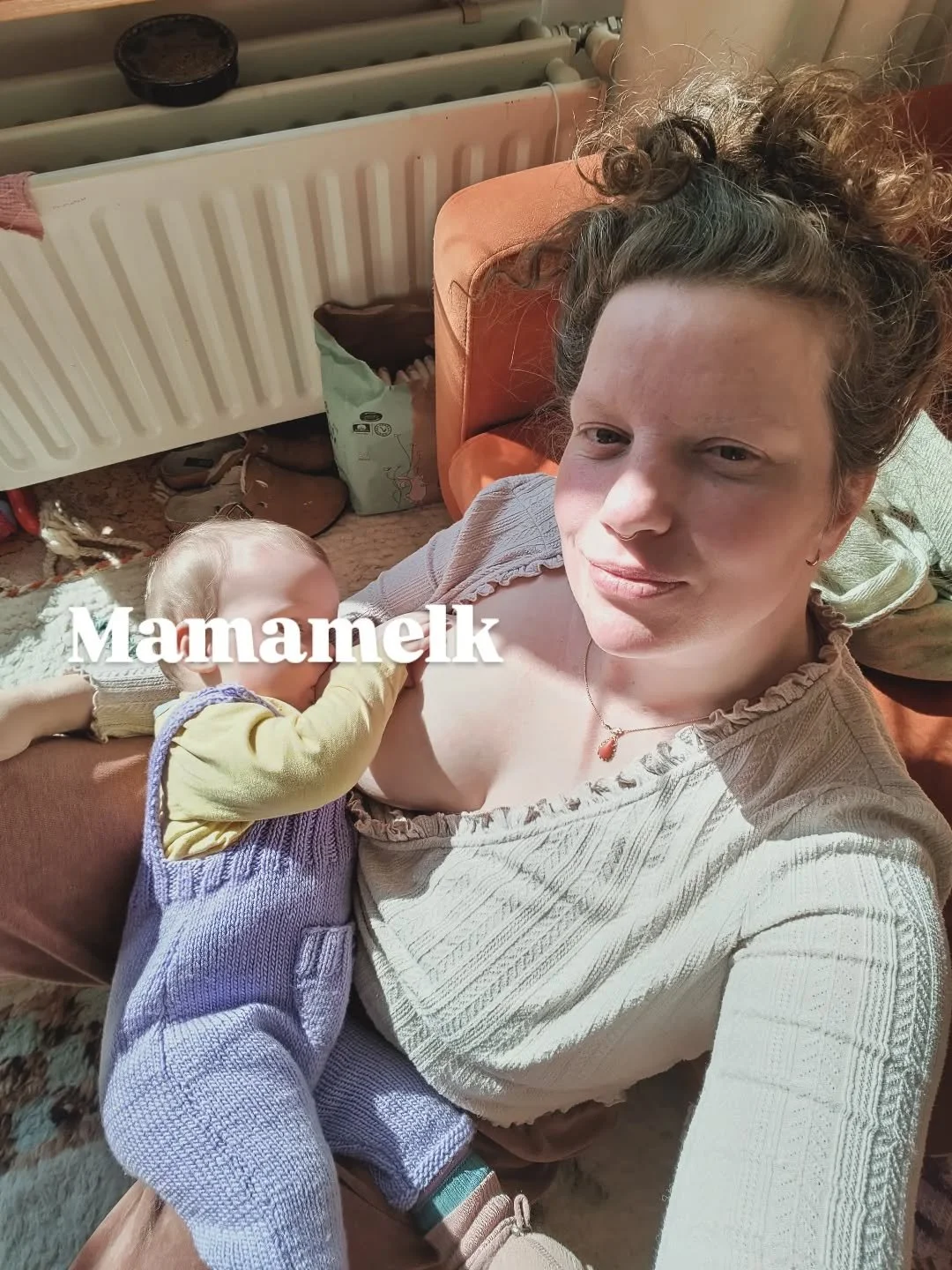 Een dagje met lactatiekundige Olga van @mamamelk.nu meegelopen! Wat ik leerde:

&bull; Wij zijn &lsquo;dragers&rsquo;! Mamamelk qua samenstelling is niet voor wegleggen &rarr; voor dichtbij houden en vaak voeden. Olga: &ldquo;een gorilla legt haar ba