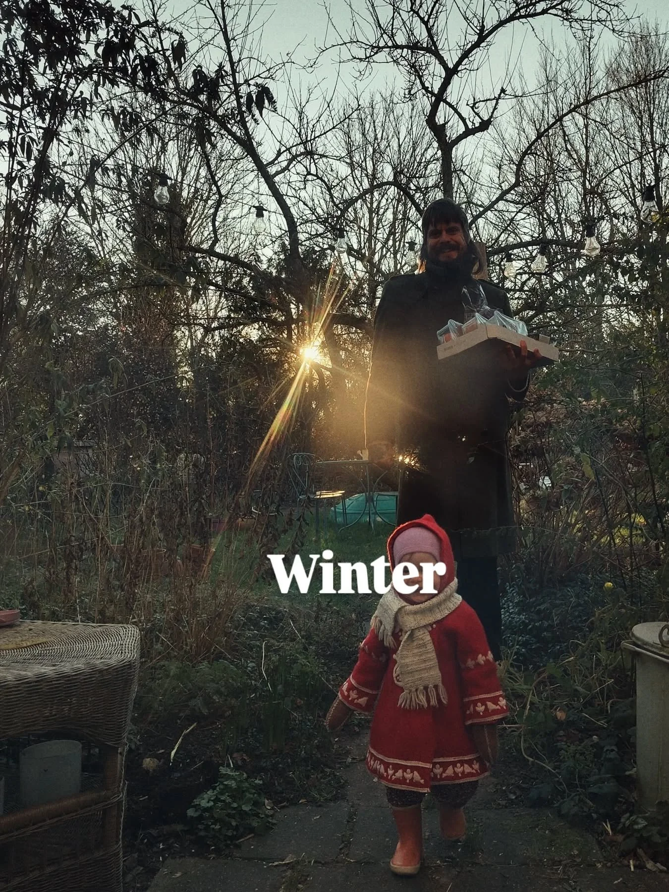 DE YULE NACHTEN

De aarde ontvangt in haar schoot het licht van de nieuwe tijd. Het wordt gewogen en vastgehouden, tot het stabiel genoeg verschijnt om tot leven op te staan. 

Zonnekind, verlicht de wereld met de stralen van de nieuwe ochtend. Breng