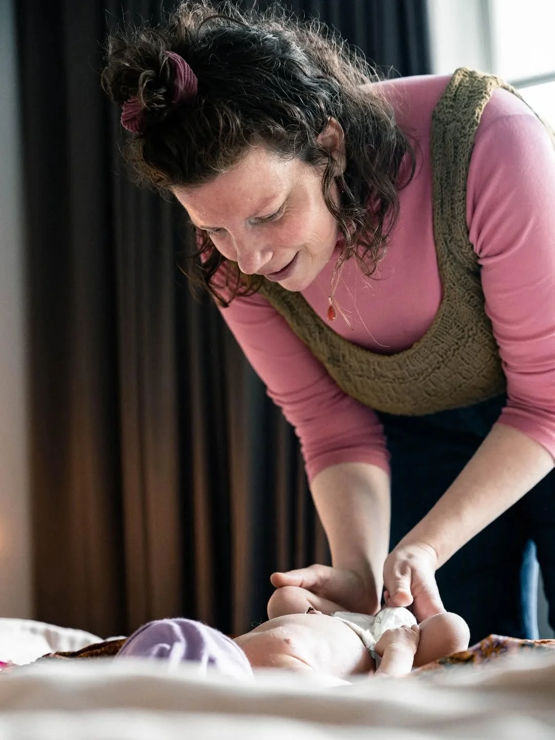 De eerste baby van dit jaar is geboren en ik mocht haar en gezin ondersteunen! Zo leuk! Welkom kleintje, het was me een genoegen ✨

En de papa was zo lief deze prachtige foto te maken! 🫶

Dit gezin deed me beseffen hoe belangrijk het is een klik te 