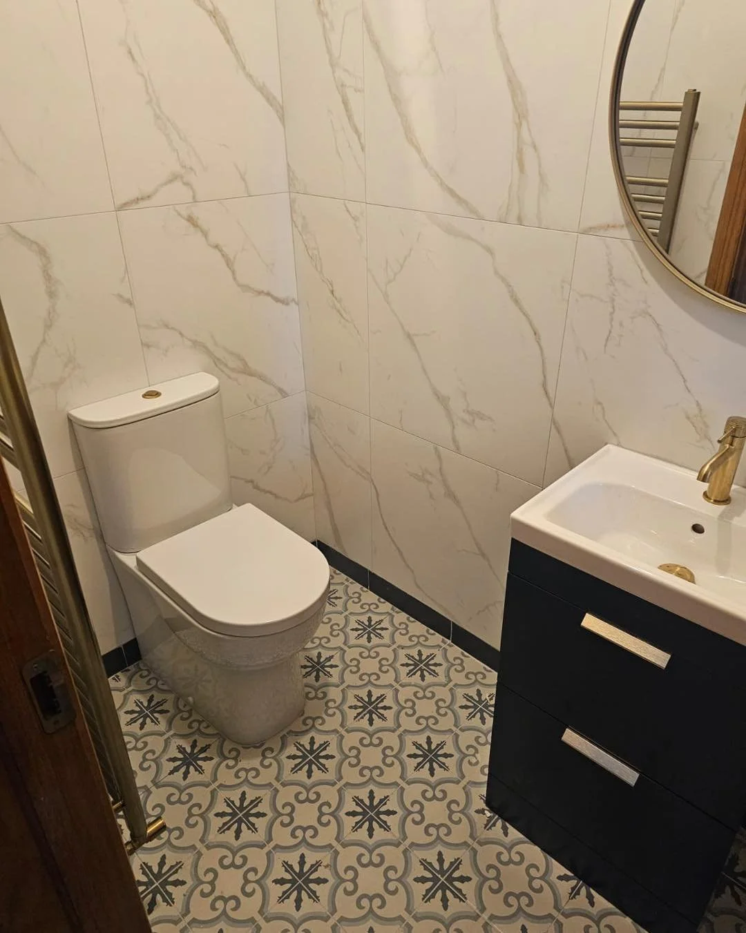 🛁✨ Just completed: a stunning bathroom transformation! Designed with premium Brushed Brass finishes and innovative features, this space combines elegance and functionality 💦 

Work completed👇

✅ Freestanding Vanity Unit
✅ Round Mirror
✅ Stainless 