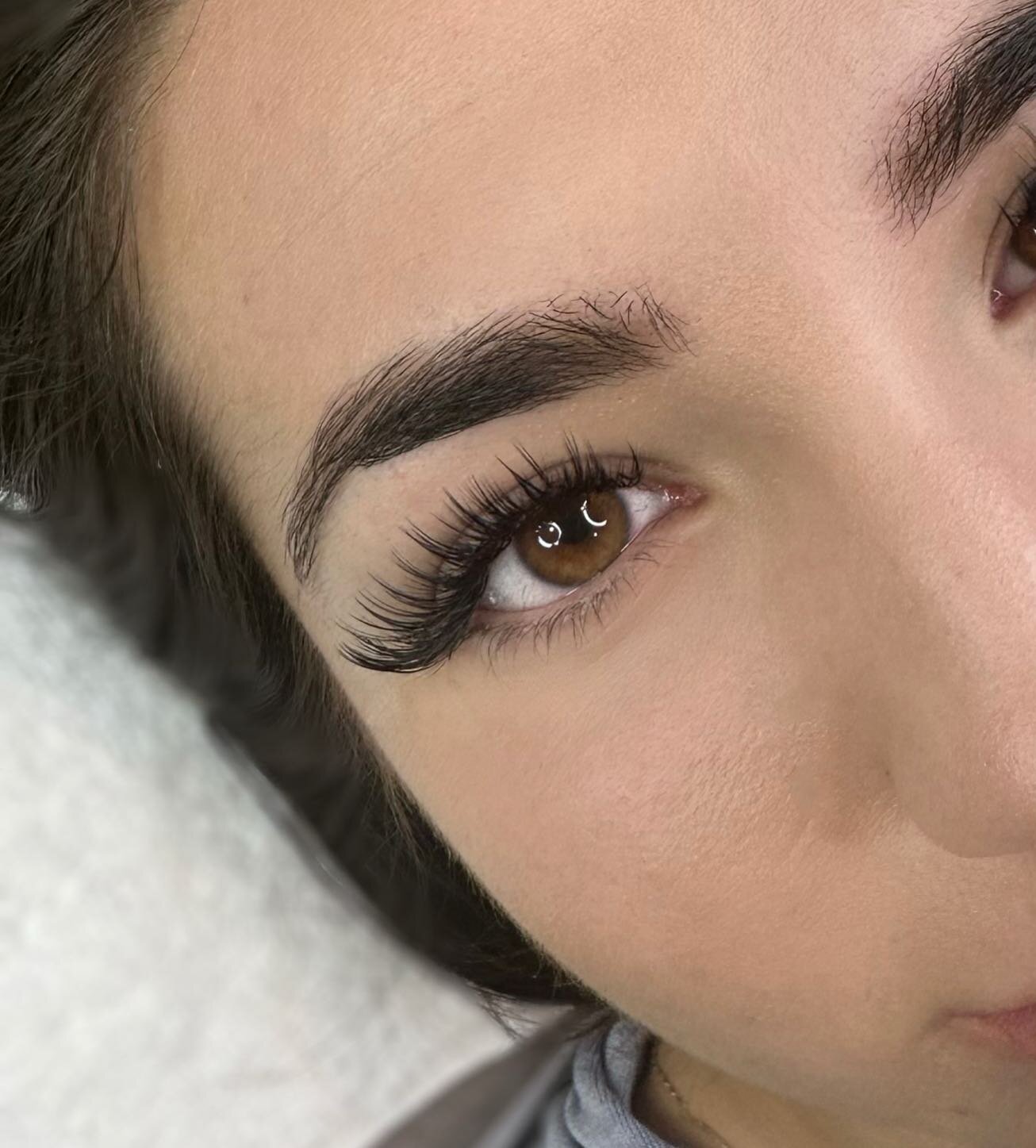Mhm I did that~ 😁 this is her first time getting lashes :) and I decided to go big for her vacation! Thank you for choosing me and trusting me! ✨
.
.
.

#wispydolleyemapping #wispylashes #wispy #striplashes #lashtech #lashartist #eyelashextensions #