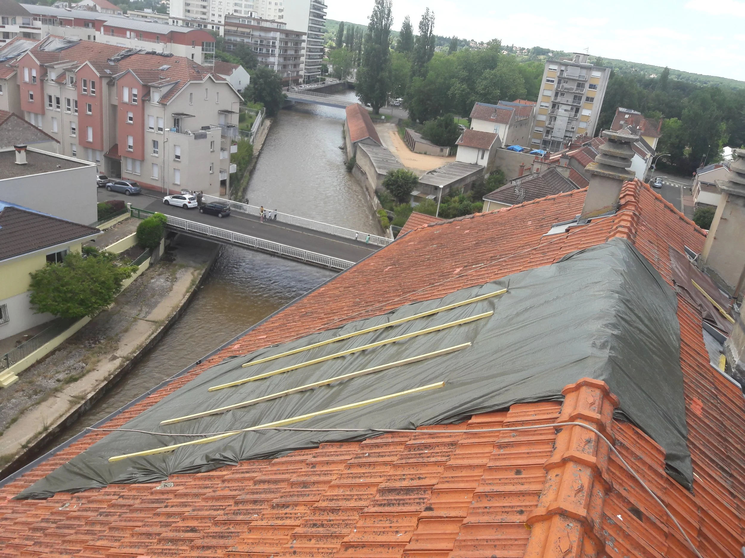 Pose de bâche en urgence sur zone sinistrée.jpg