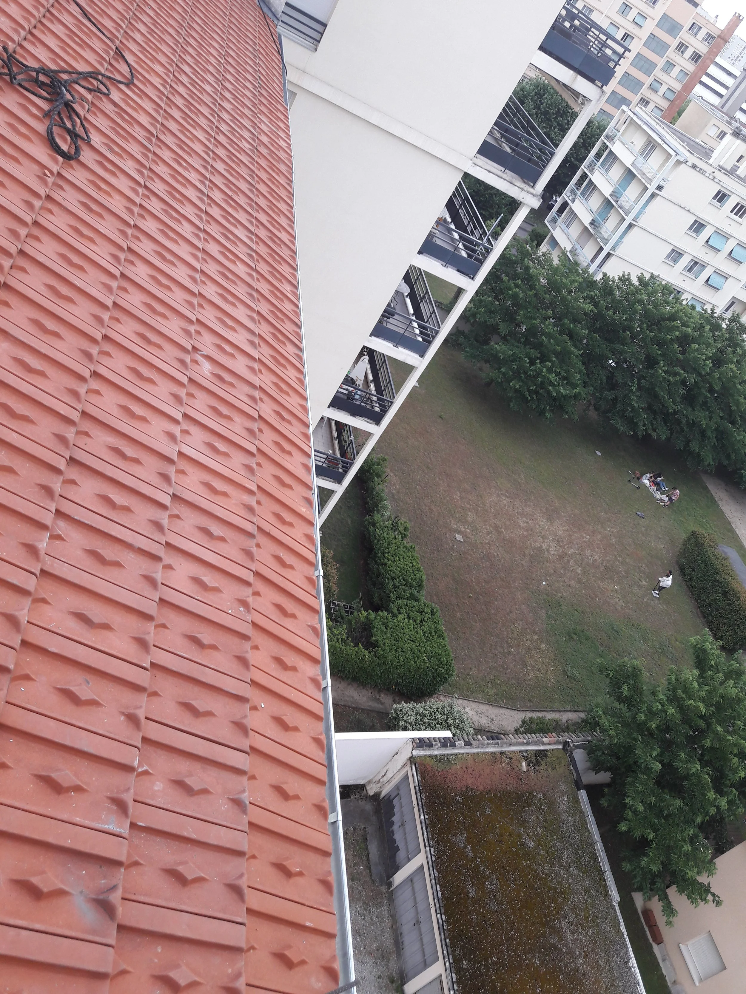 Pose du nouveau cheneau et remise du rang de tuiles.jpg