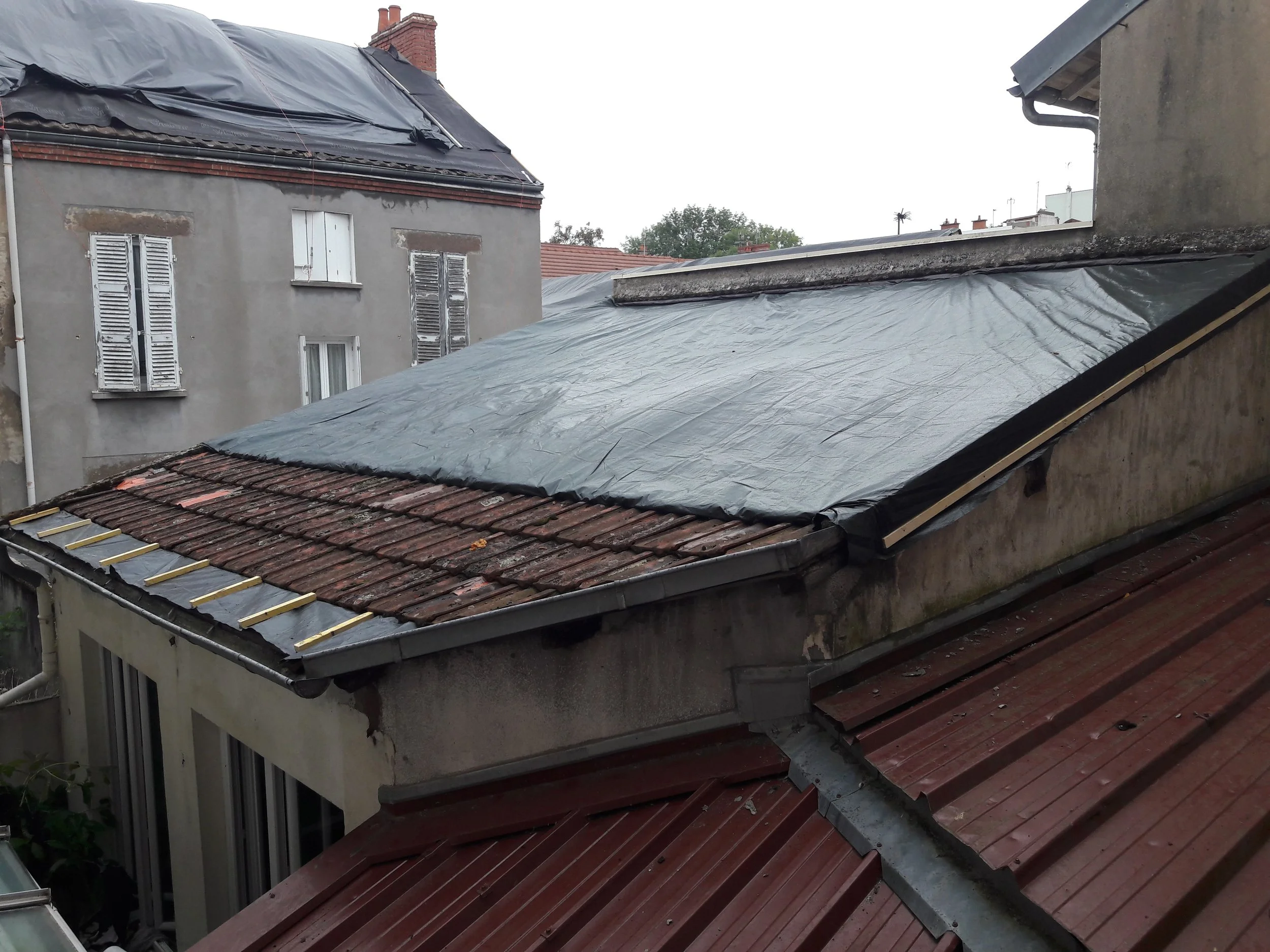 Pose de bâche en urgence sur toiture sinistrée.jpg