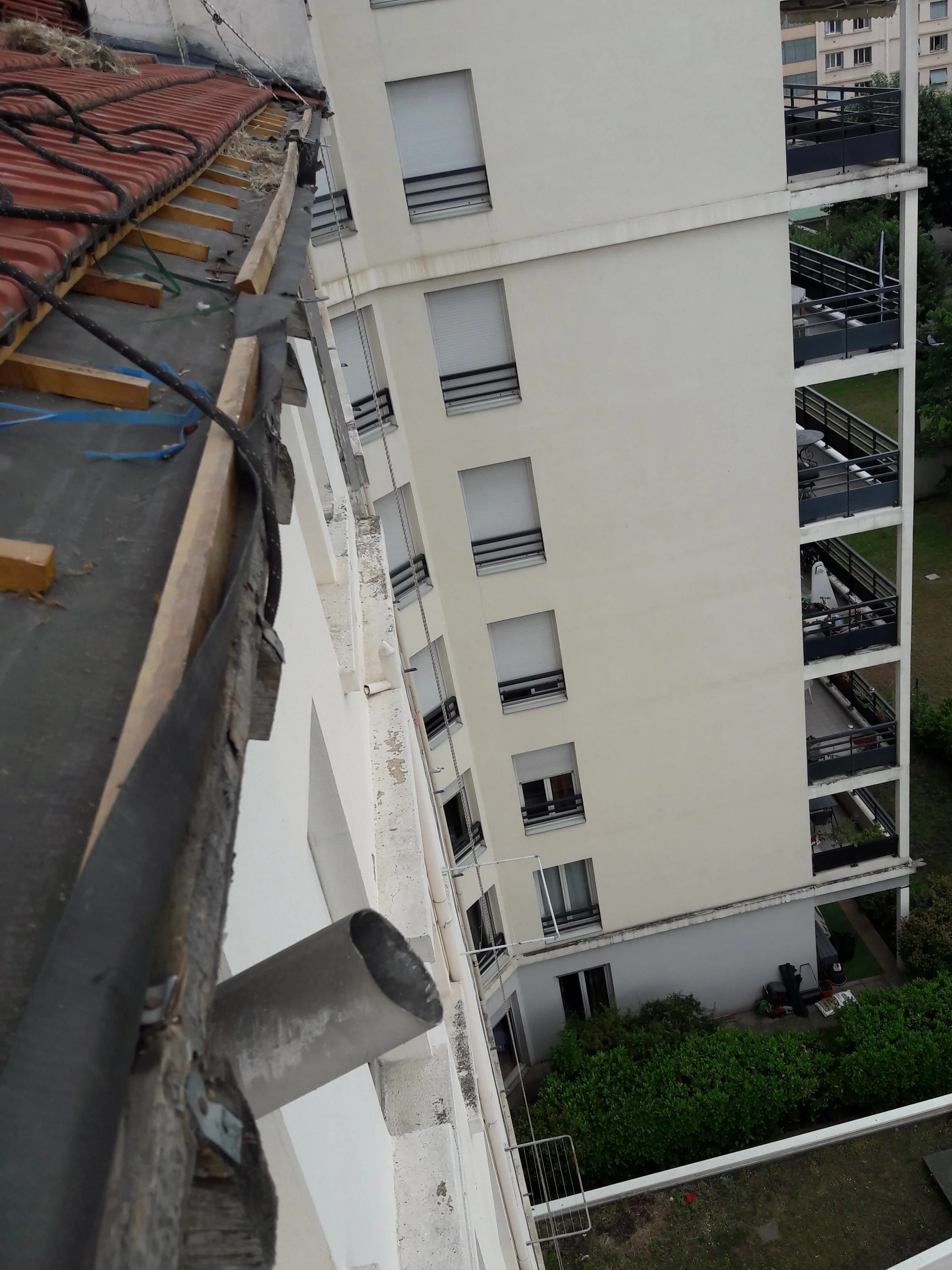 Dépose du dernier rang de tuiles pour enlèvement de l'ancien cheneau et pose d'un bandeau de rive repris sur chevrons existants.jpg
