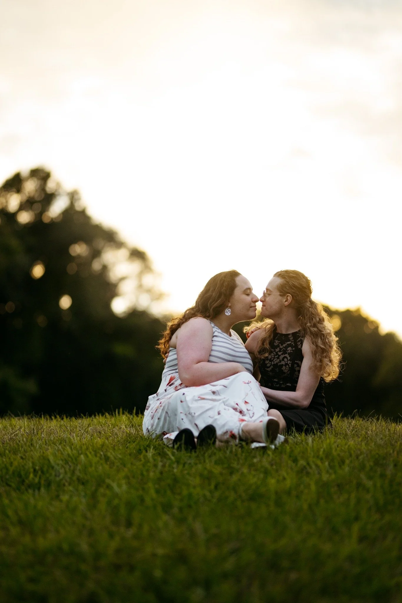 boston-engagement-photo-lgbtq-sunset-couple-kissing-on-hilltop-006.jpg