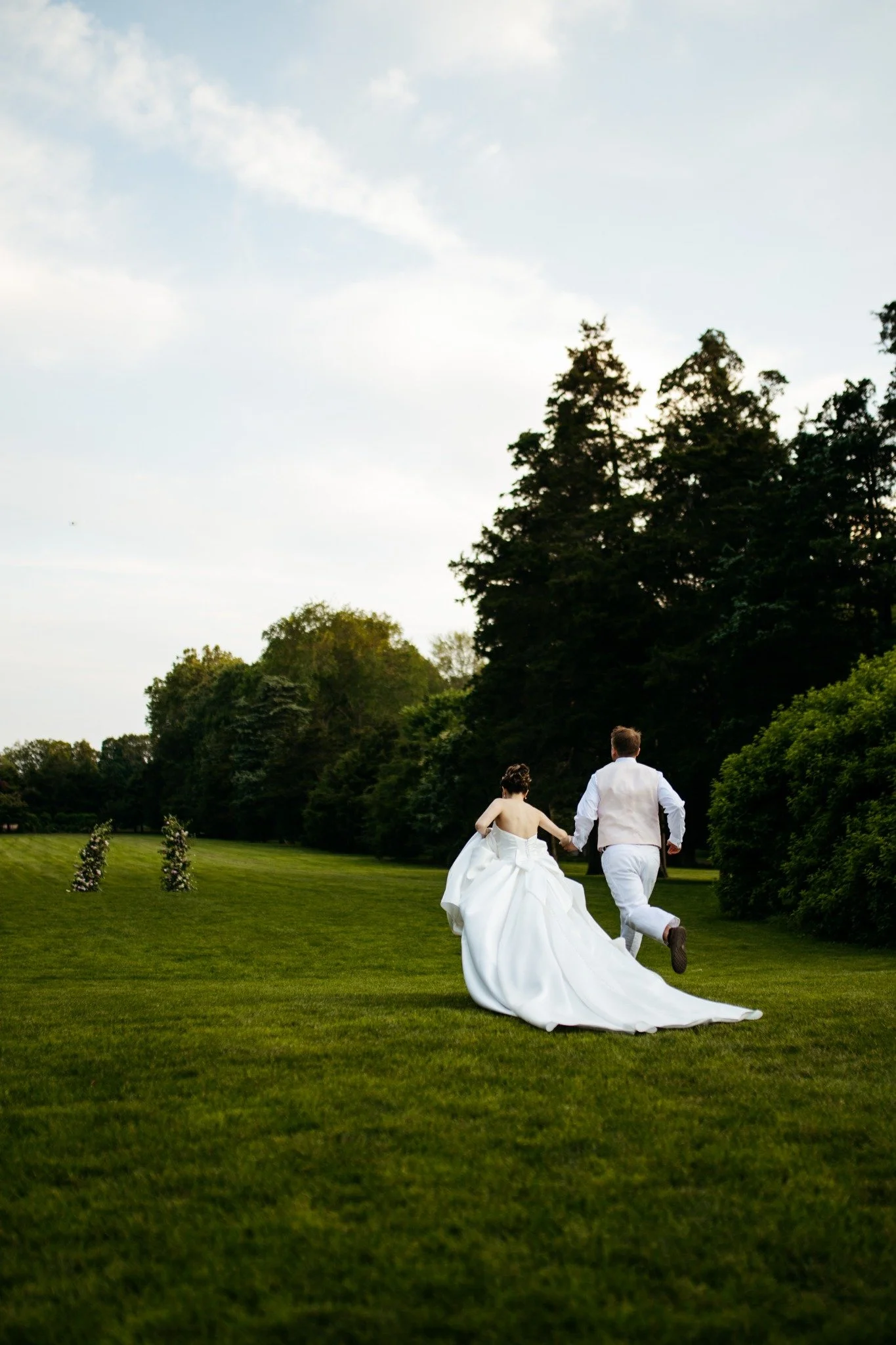 new-england-wedding-photographer-couple-running-on-lawn-sunset-romantic-030.jpg