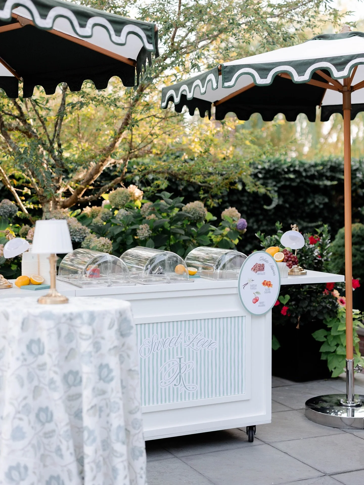 La dolce vita vibes ✨
 An Italian-inspired evening under the stars to kick off Rifa &amp; Joseph&rsquo;s wedding weekend! From the golden light to the coastal breeze, this garden terrace was the perfect backdrop to kick off a weekend long celebration