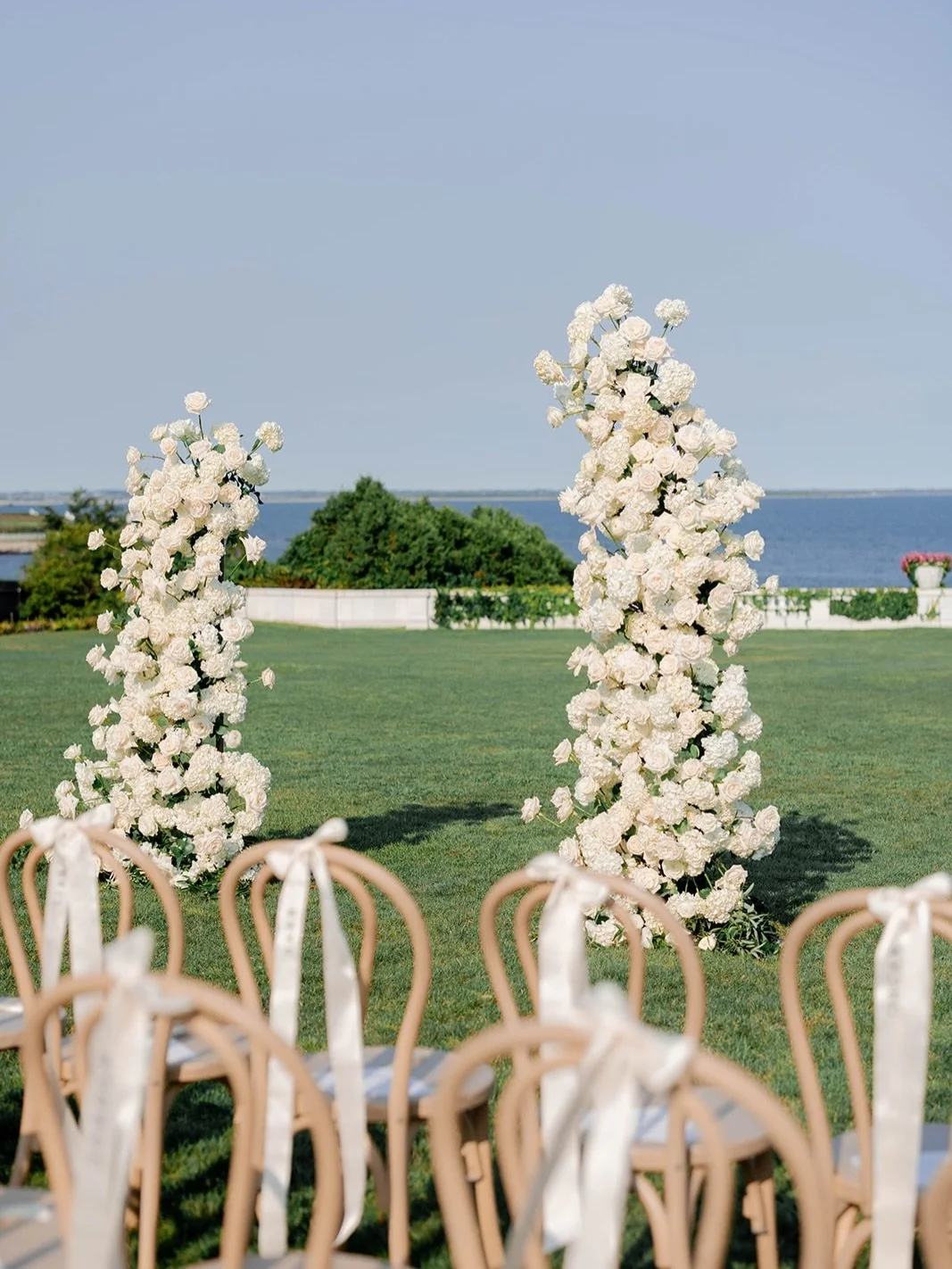 Warm(ish) &amp; sunny days with no cloud in sight have me daydreaming of R&amp;J&rsquo;s oceanfront ceremony at the iconic Rosecliff Mansion in Newport. ✨ 

Every detail was intentionally designed to elevate the guest experience, starting with luxury